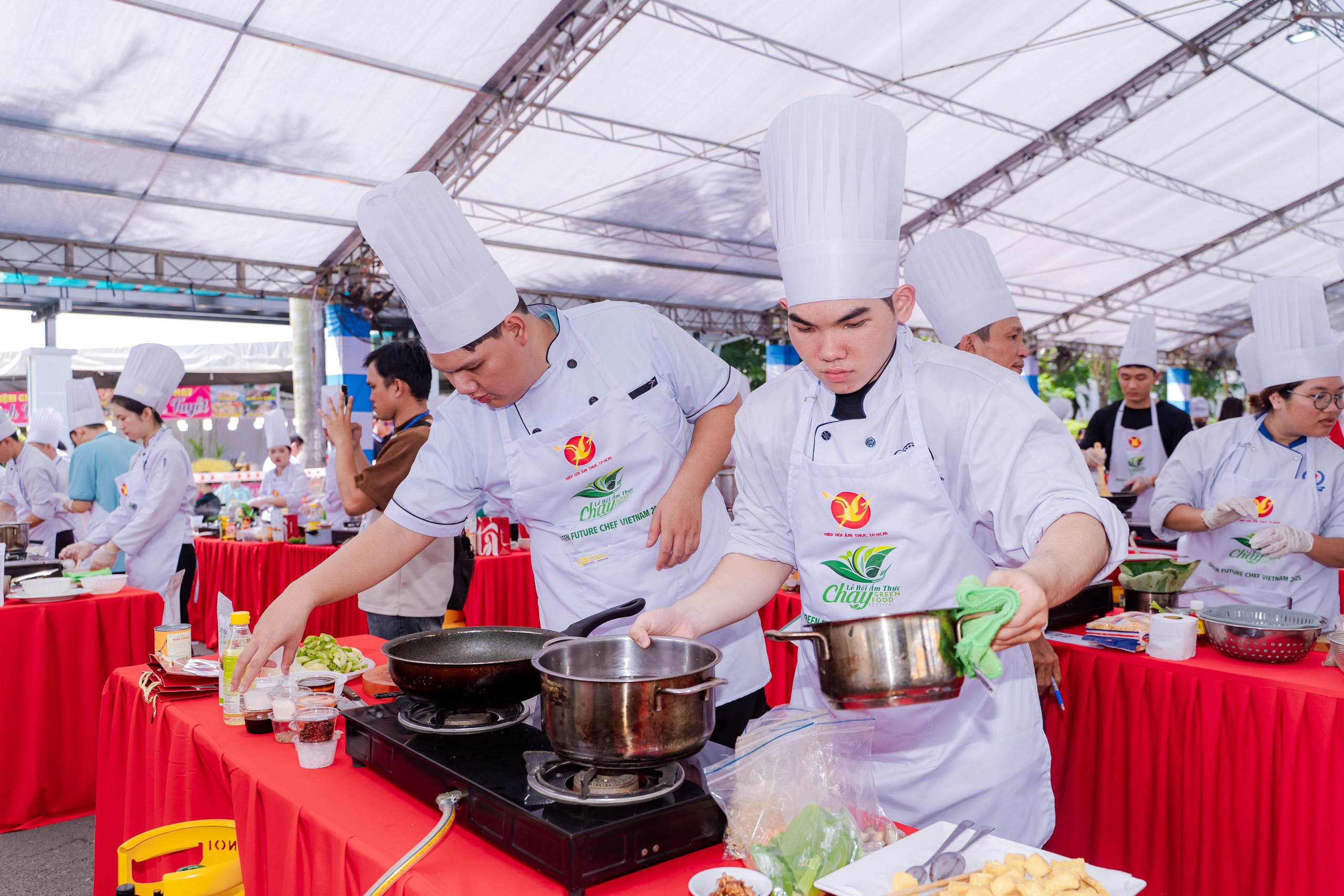 VIDEO: Lễ hội ẩm thực chay lớn nhất TP HCM trước giờ khai mạc có gì đặc sắc? - Ảnh 1.