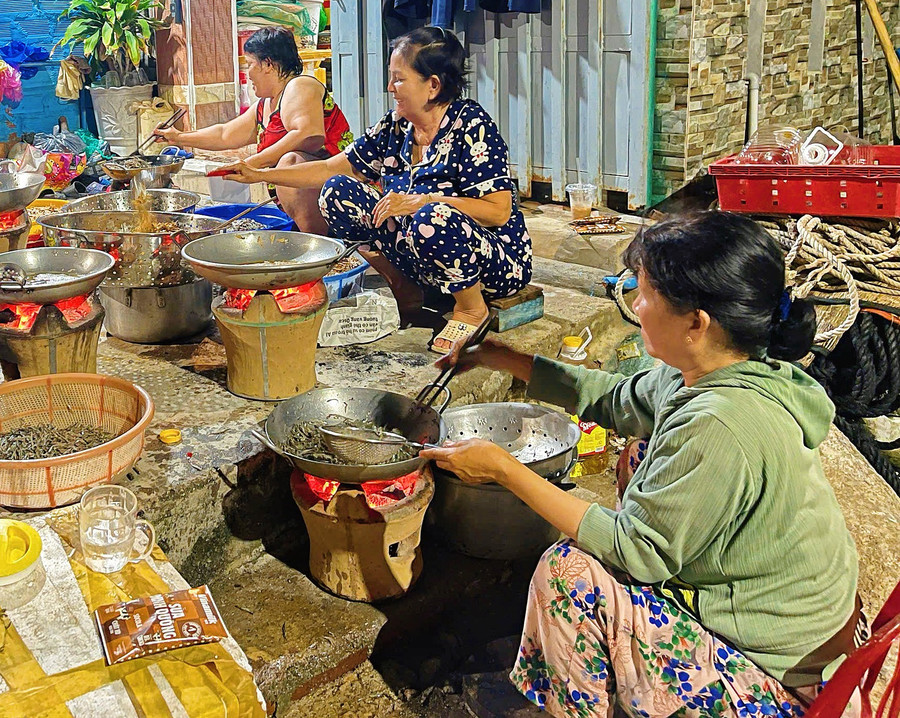 Nghĩa tình từ đảo nhỏ giữa trùng khơi gửi về vùng lũ miền Trung - Ảnh 1. Nghĩa tình từ đảo nhỏ giữa trùng khơi gửi về vùng lũ miền Trung - Ảnh 1.