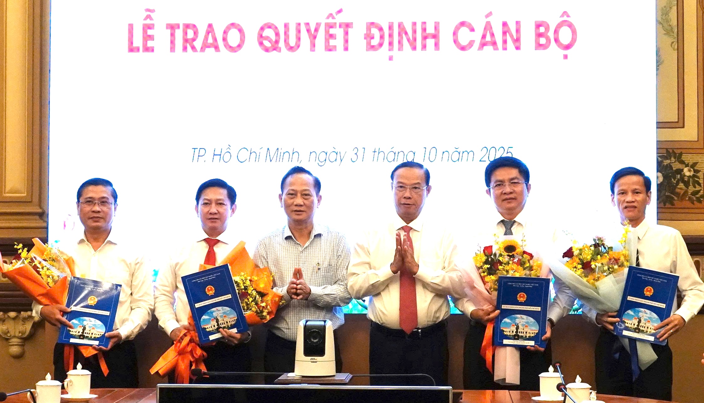 UBND TP HCM điều động, bổ nhiệm nhiều cán bộ lãnh đạo - Ảnh 1.