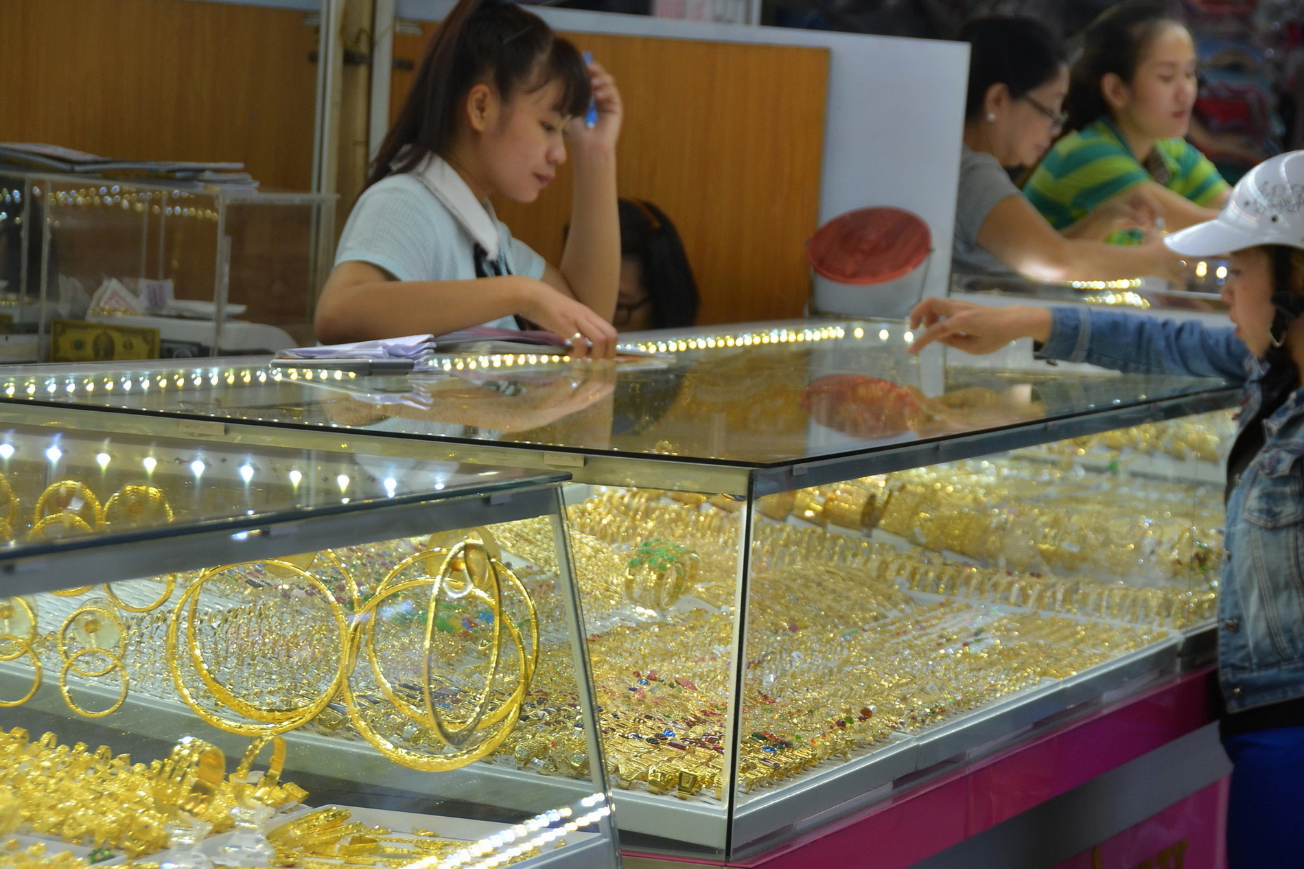 Giá vàng hôm nay, 1-11 Sụt giảm rất mạnh - Ảnh 1.