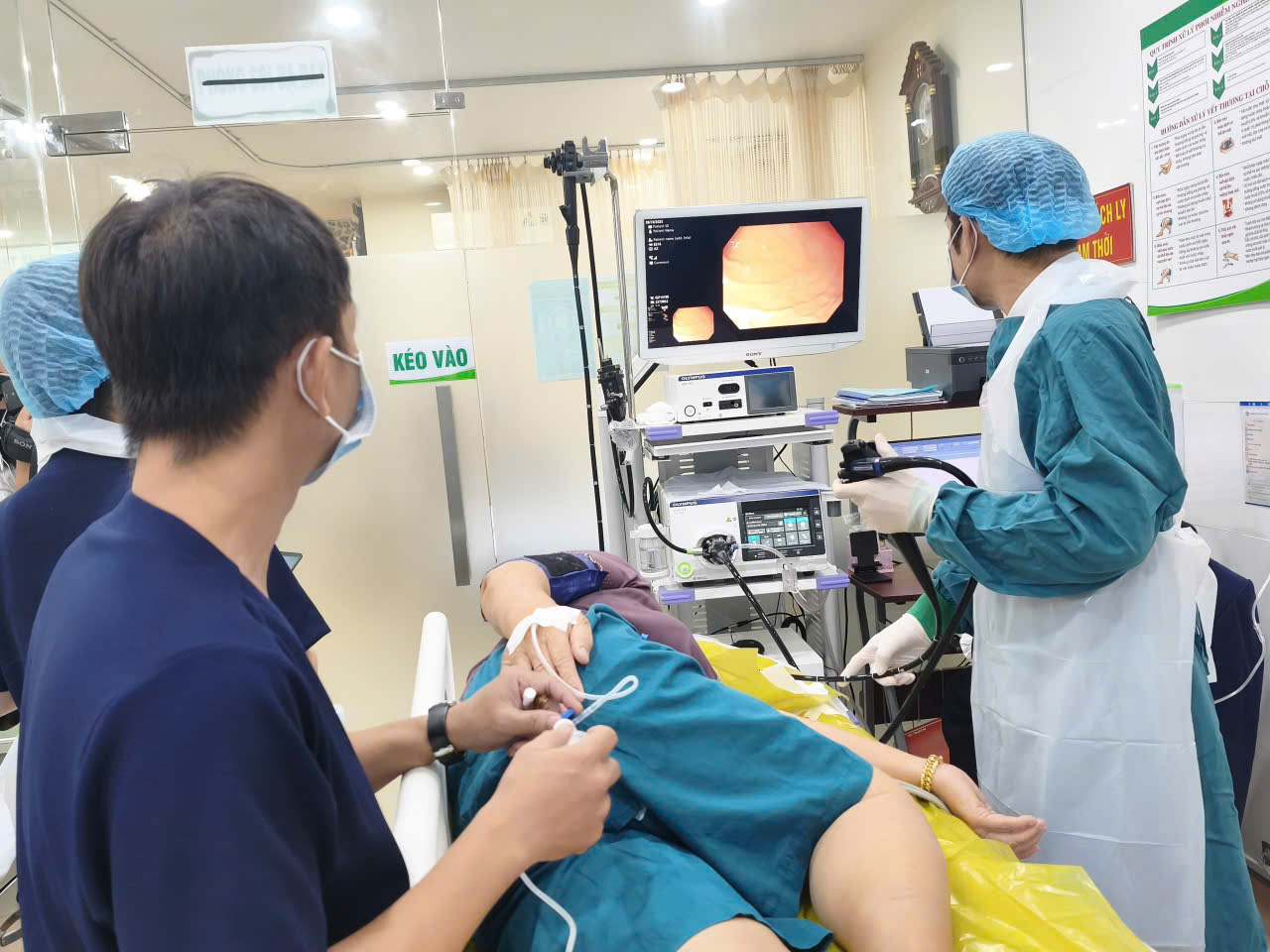 Người bệnh không còn sợ nội soi dạ dày nhờ hệ thống nội soi qua mũi có ứng dụng AI - Ảnh 2.