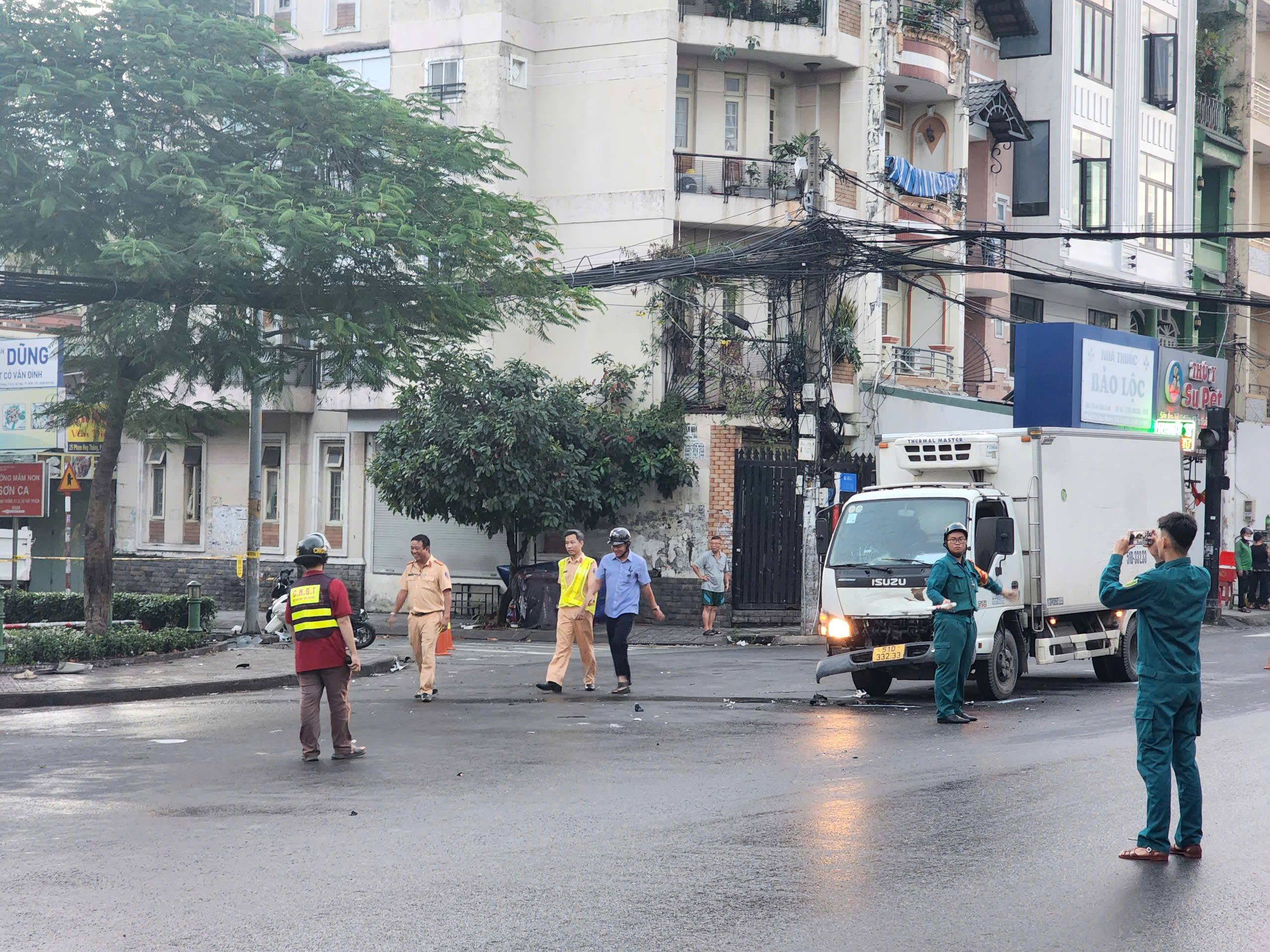 Tai nạn nghiêm trọng ở phường Hạnh Thông, đôi nam nữ thương vong - Ảnh 1.