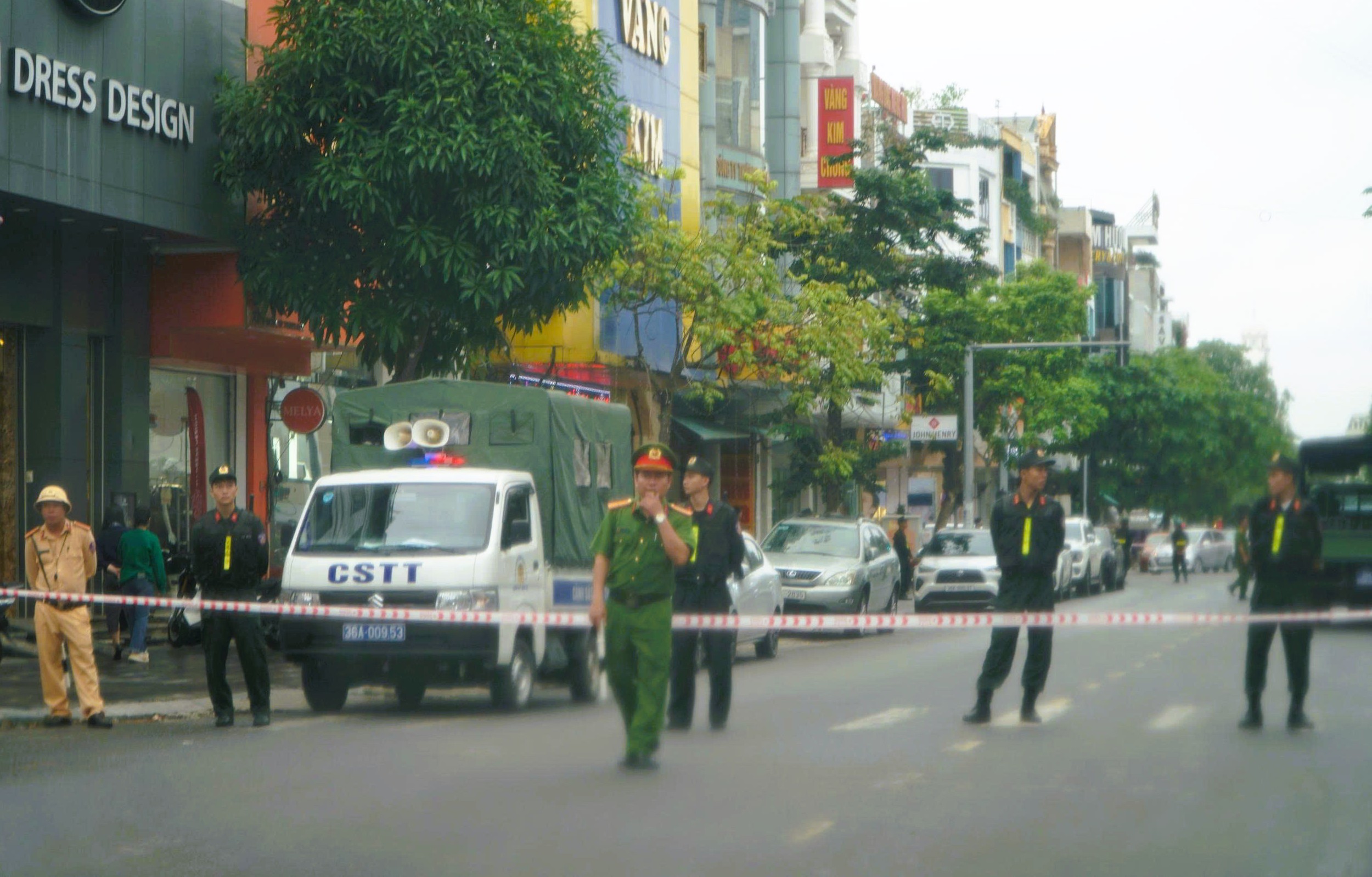 Cảnh sát ngăn đường vào khu tiệm vàng lớn nhất xứ Thanh - Ảnh 2.