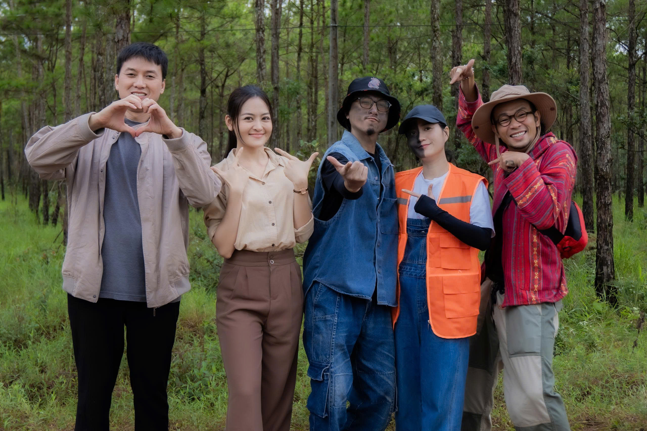 "Trăng điên" của Quách Ngọc Tuyên nhận "cơn mưa lời khen" - Ảnh 2.