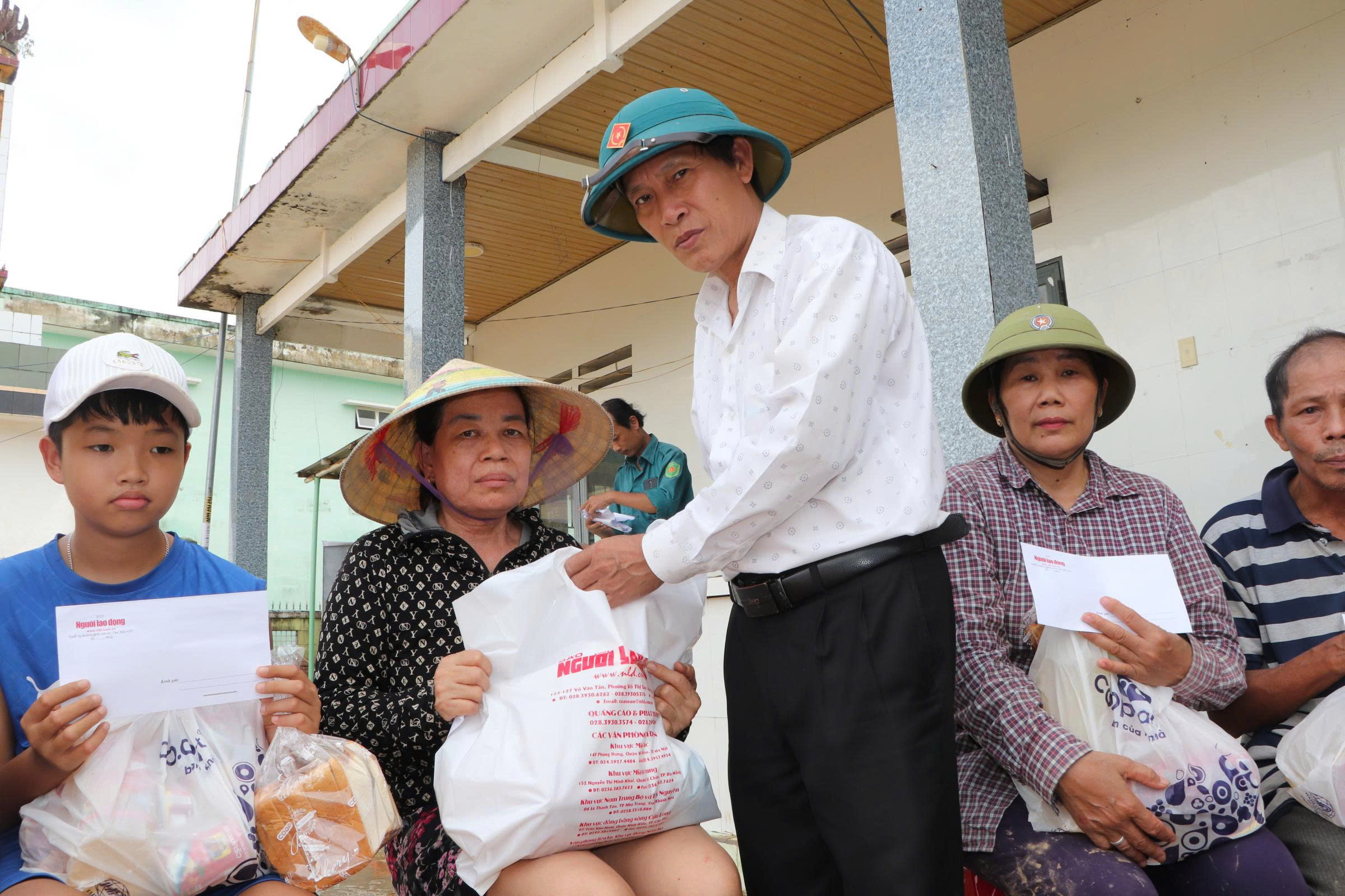 Trái tim miền Trung đến với vùng rốn lũ của Đà Nẵng - Ảnh 4. Trái tim miền Trung đến với vùng rốn lũ của Đà Nẵng - Ảnh 4.