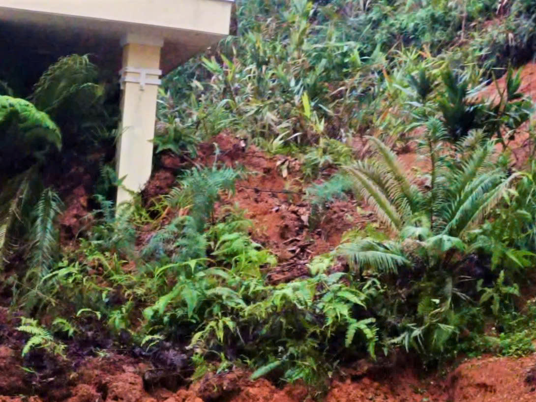 Trụ sở xã Hùng Sơn ở Đà Nẵng bị nứt gãy nghiêm trọng vì mưa lũ lịch sử - Ảnh 1. Trụ sở xã Hùng Sơn ở Đà Nẵng bị nứt gãy nghiêm trọng vì mưa lũ lịch sử - Ảnh 1.