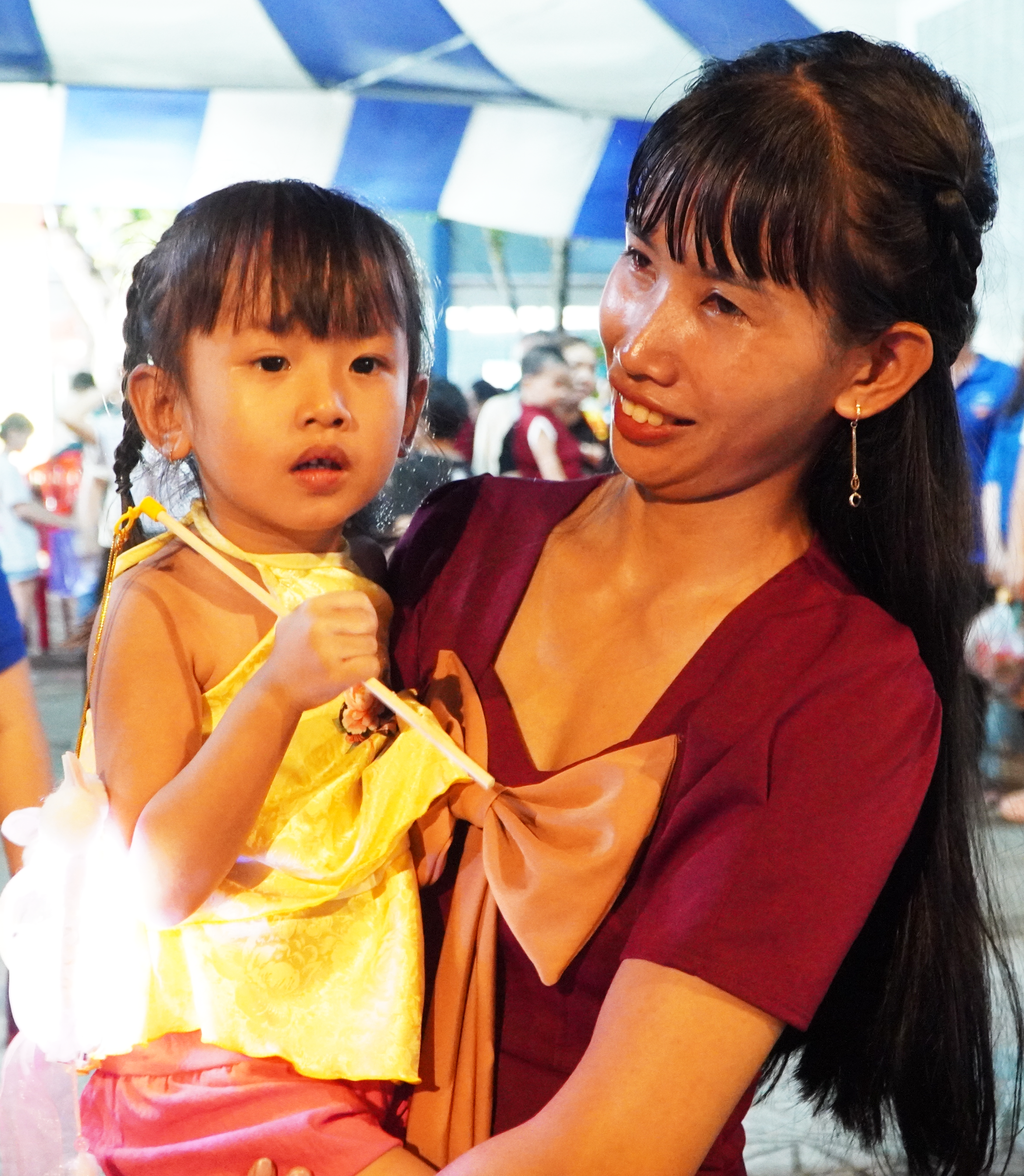 Hình ảnh hàng trăm thiếu nhi vui rước đèn, đón trung thu giữa lòng TP HCM - Ảnh 9.