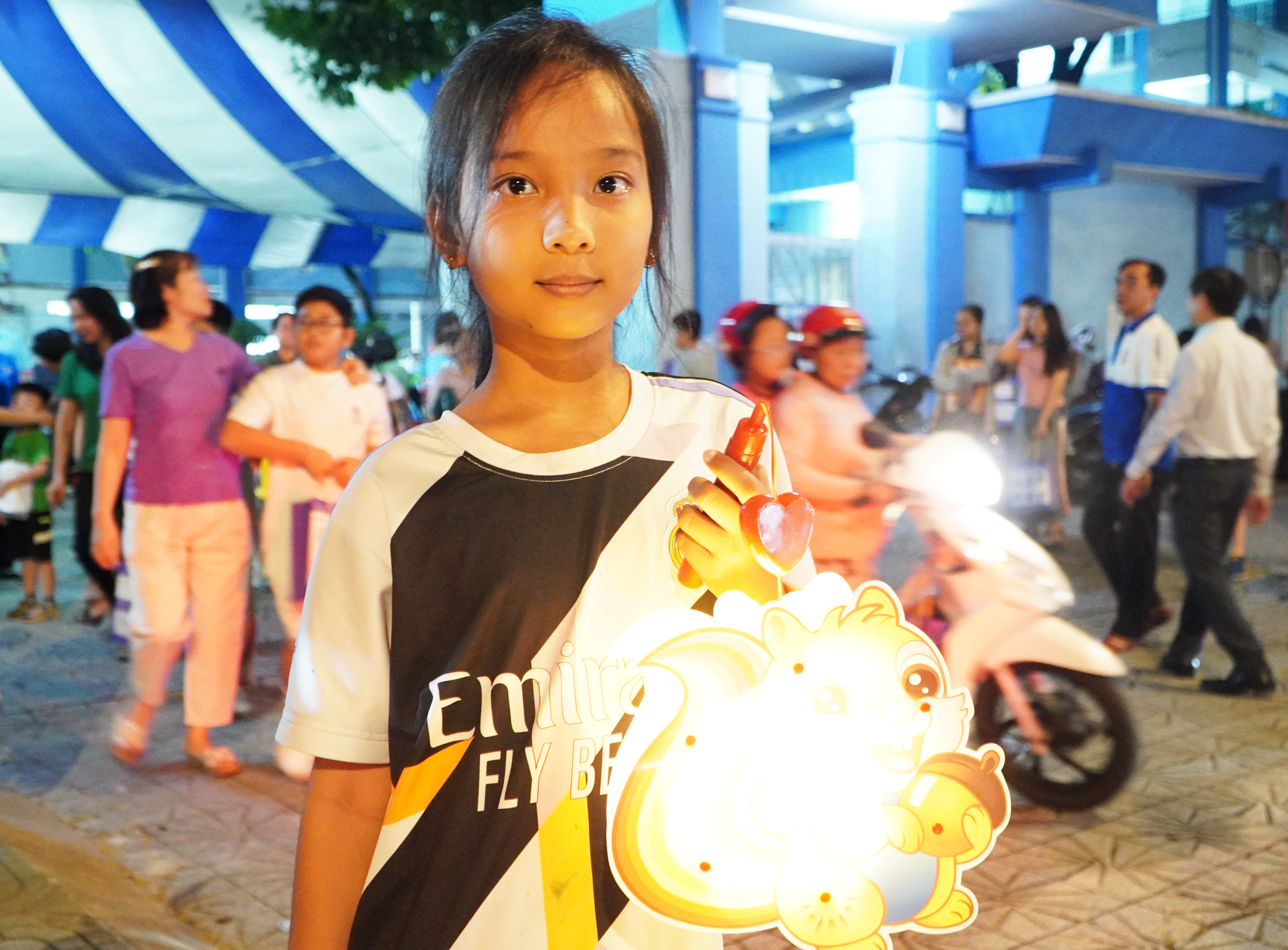 Hình ảnh hàng trăm thiếu nhi vui rước đèn, đón trung thu giữa lòng TP HCM - Ảnh 7.