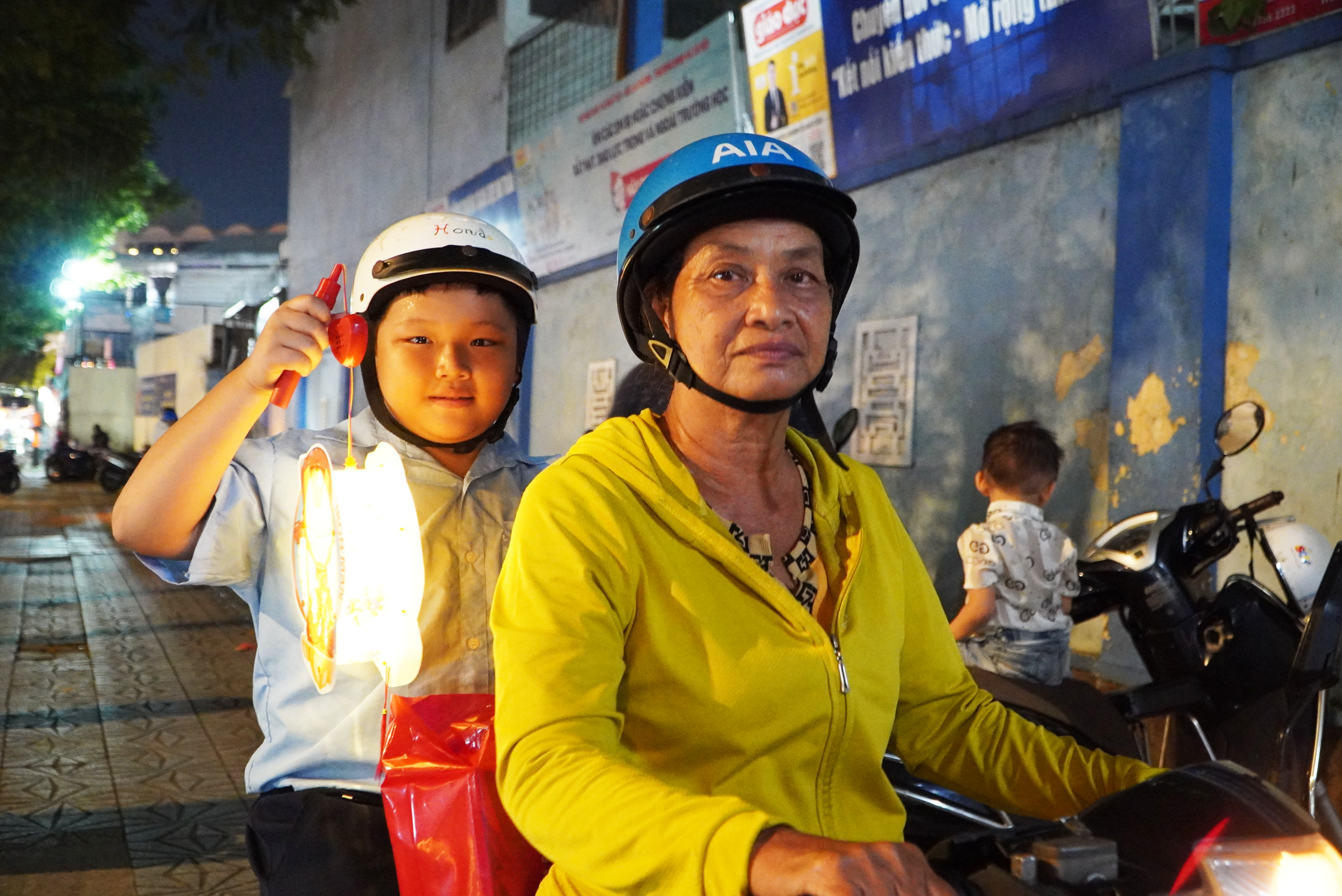 Hình ảnh hàng trăm thiếu nhi vui rước đèn, đón trung thu giữa lòng TP HCM - Ảnh 8.