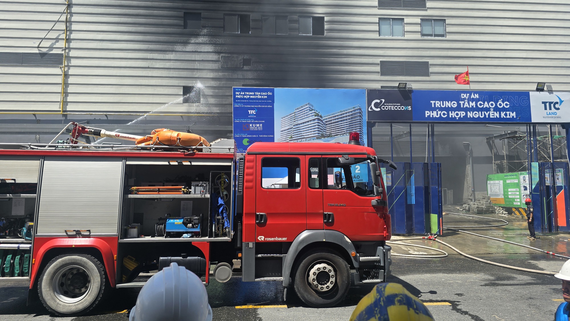 Cháy tại công trường cao ốc phức hợp Nguyễn Kim, hàng trăm công nhân sơ tán khẩn cấp- Ảnh 3.