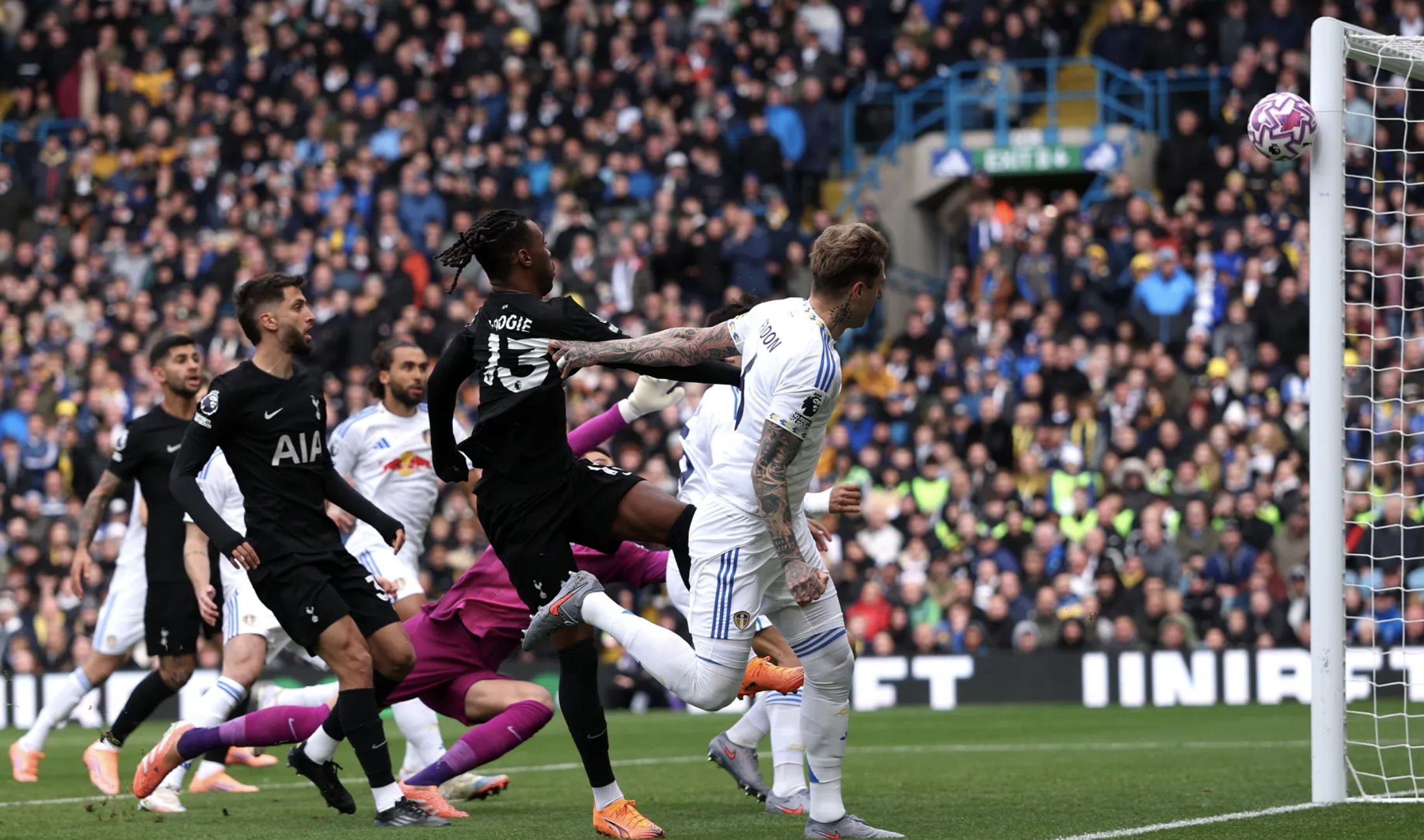 Thắng chật vật Leeds United, Tottenham chiếm ngôi nhì Ngoại hạng Anh - Ảnh 1.