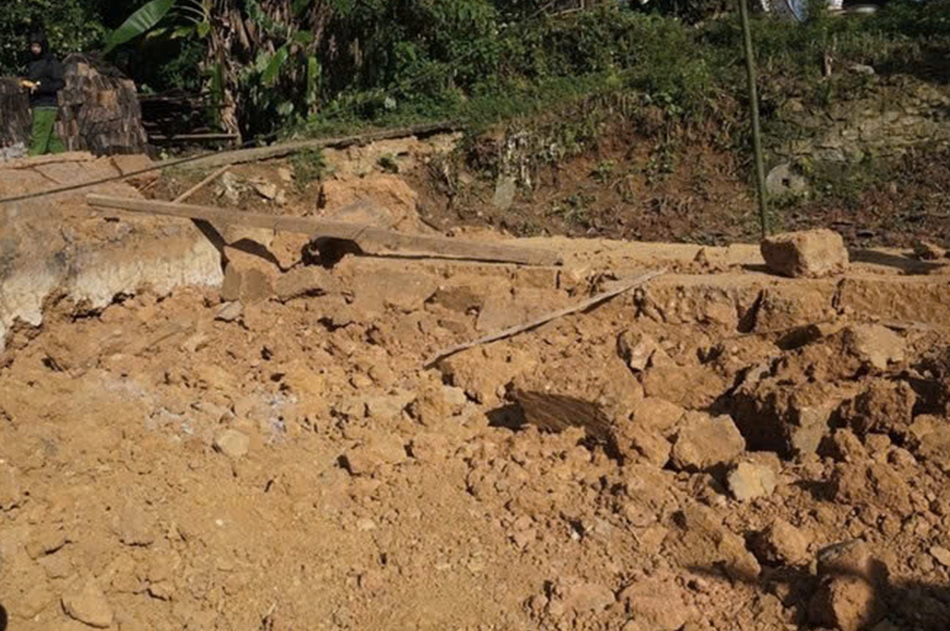 Sập tường khi tháo dỡ nhà khiến 3 người thương vong - Ảnh 1.