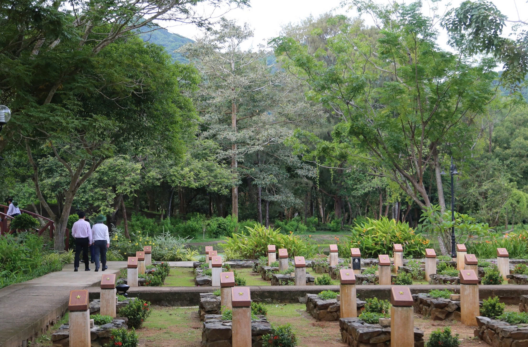 Đoàn Đại biểu tham dự "Hội sách Côn Đảo" dâng hương tri ân anh hùng liệt sĩ - Ảnh 8.