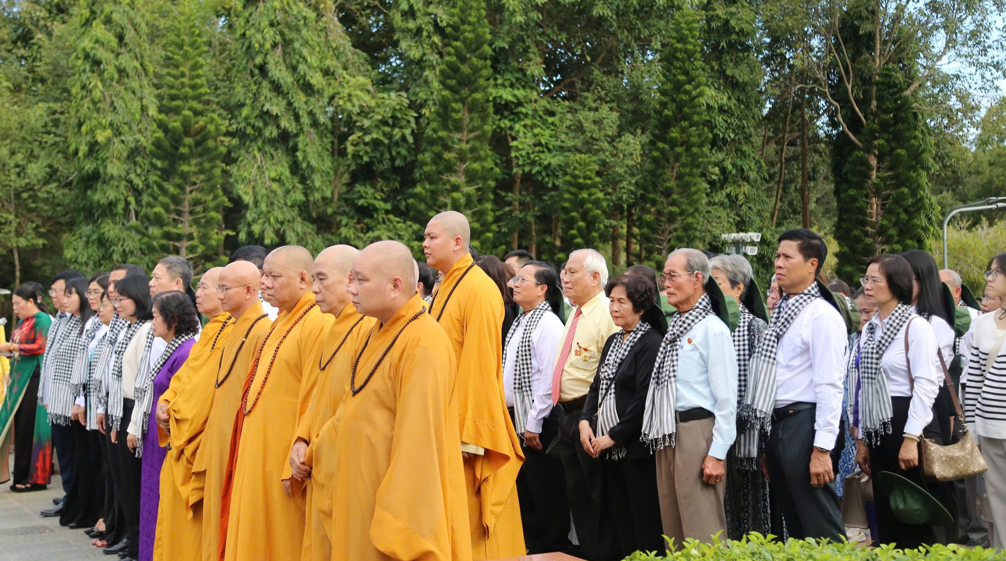 Đoàn Đại biểu tham dự "Hội sách Côn Đảo" dâng hương tri ân anh hùng liệt sĩ - Ảnh 6.