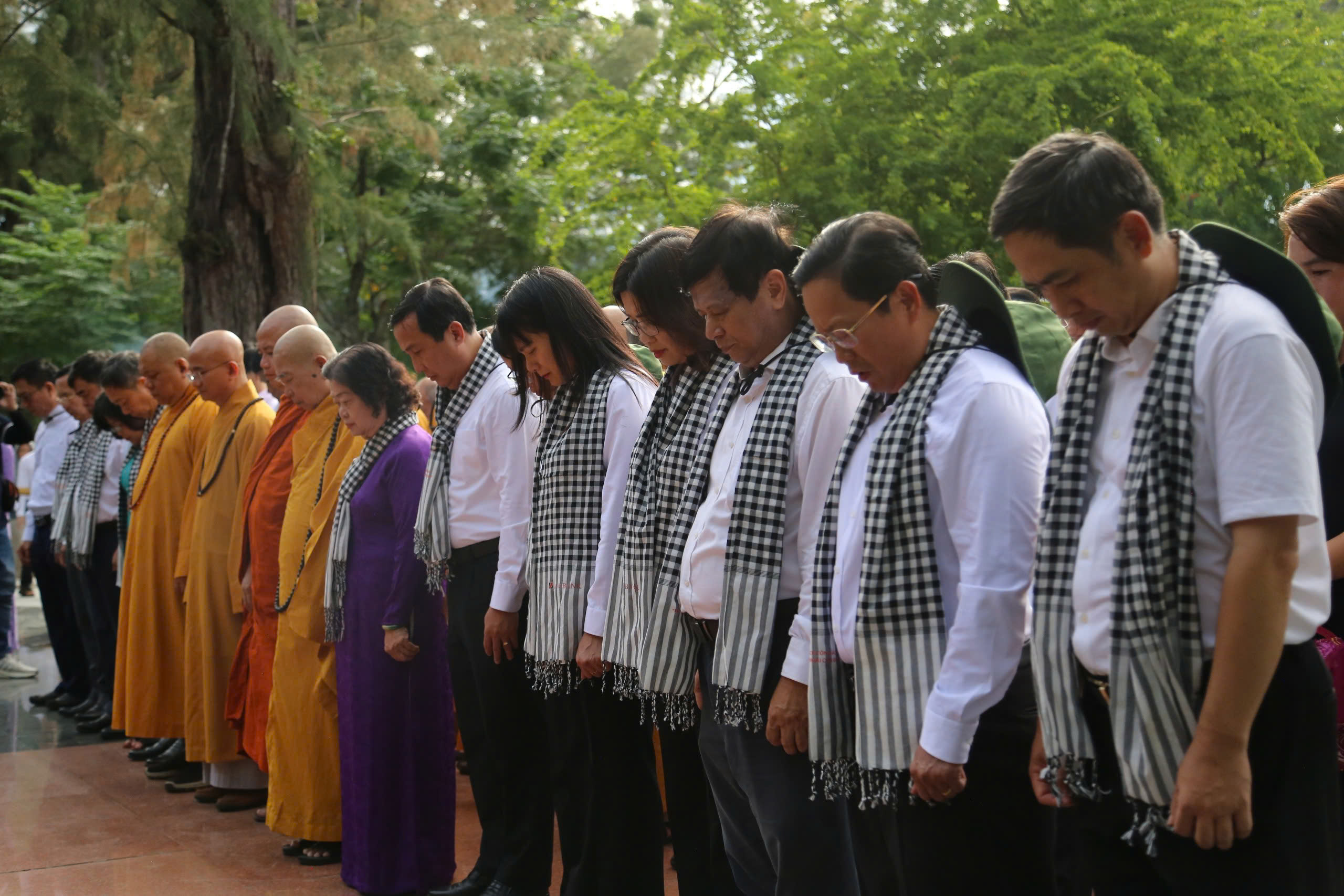 Đoàn Đại biểu tham dự "Hội sách Côn Đảo" dâng hương tri ân anh hùng liệt sĩ - Ảnh 2.