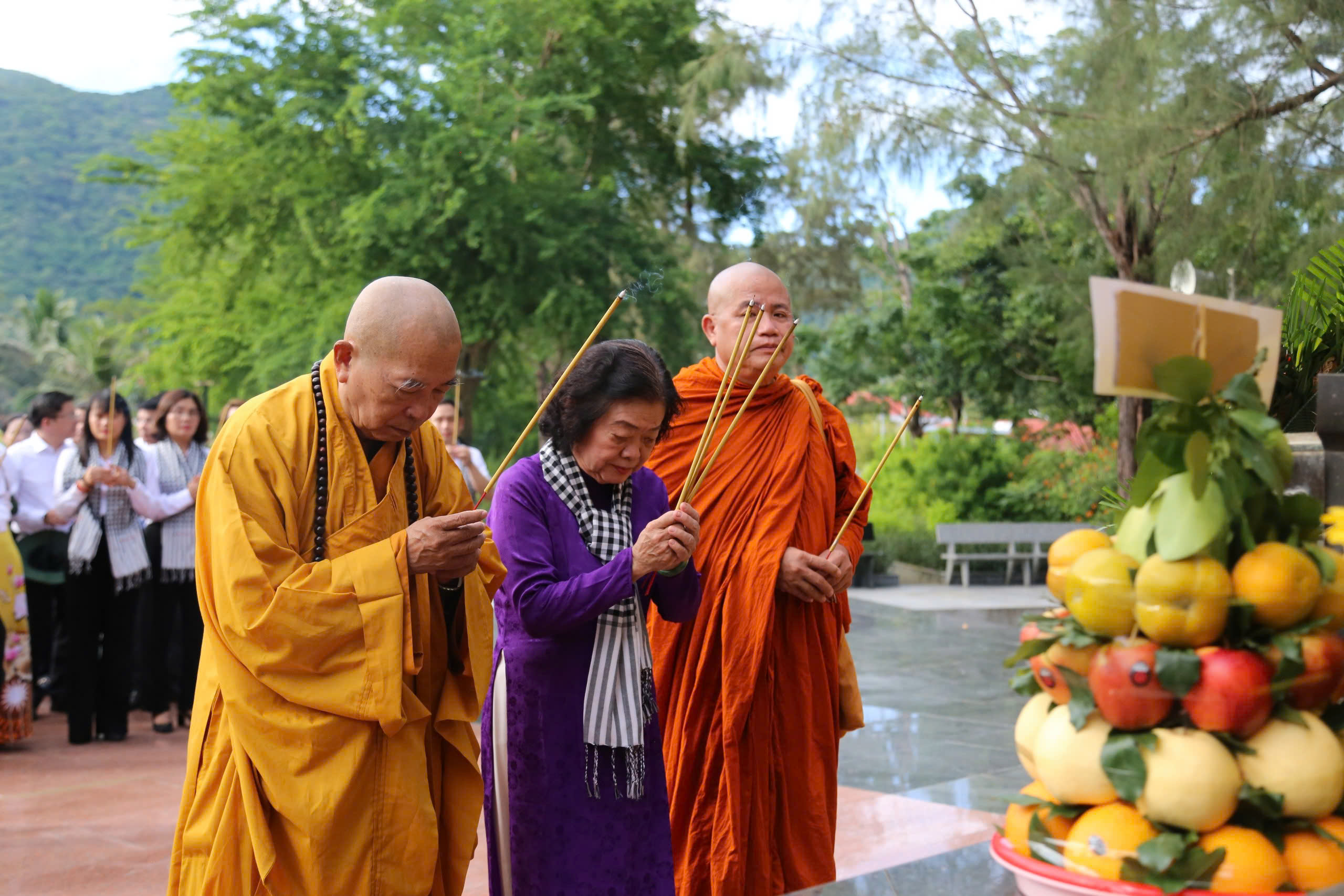 Đoàn Đại biểu tham dự "Hội sách Côn Đảo" dâng hương tri ân anh hùng liệt sĩ - Ảnh 3.