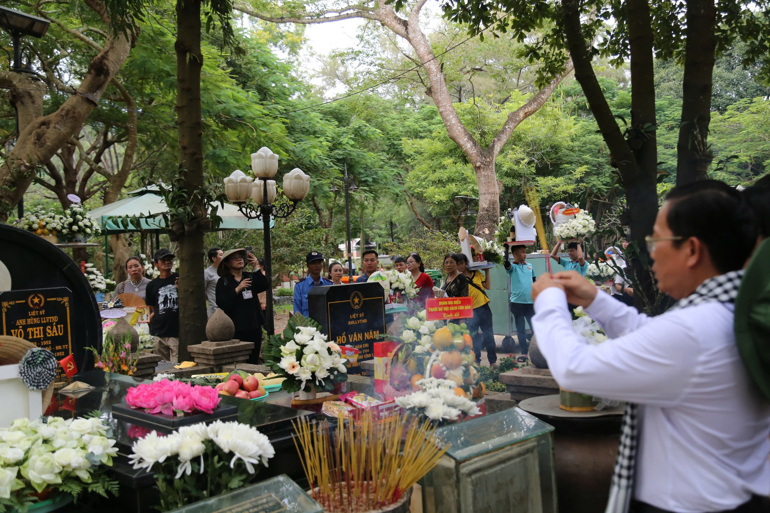 Đoàn Đại biểu tham dự "Hội sách Côn Đảo" dâng hương tri ân anh hùng liệt sĩ - Ảnh 11.