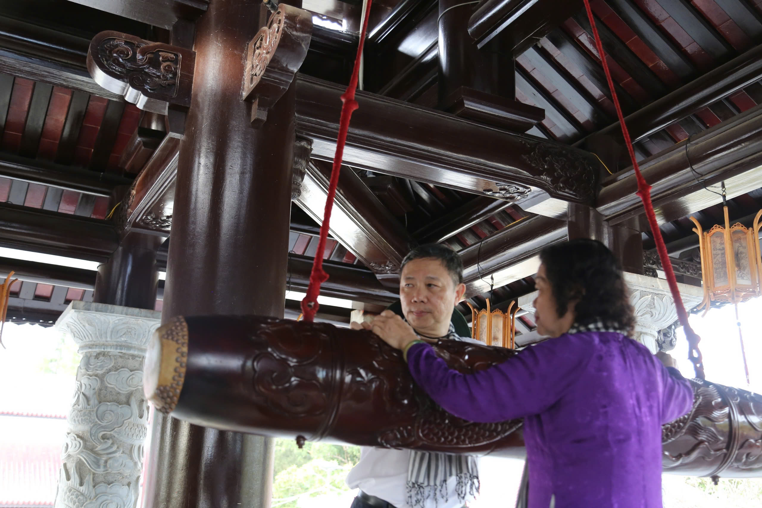 Đoàn Đại biểu tham dự "Hội sách Côn Đảo" dâng hương tri ân anh hùng liệt sĩ - Ảnh 5.