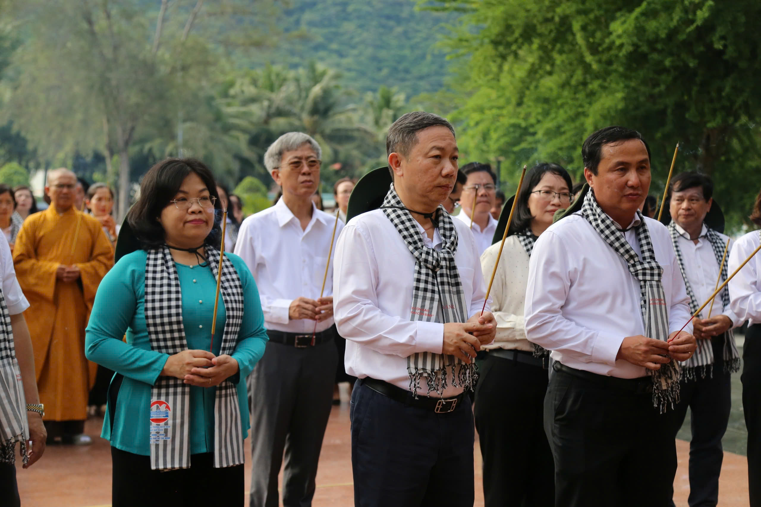 Đoàn Đại biểu tham dự "Hội sách Côn Đảo" dâng hương tri ân anh hùng liệt sĩ - Ảnh 4.