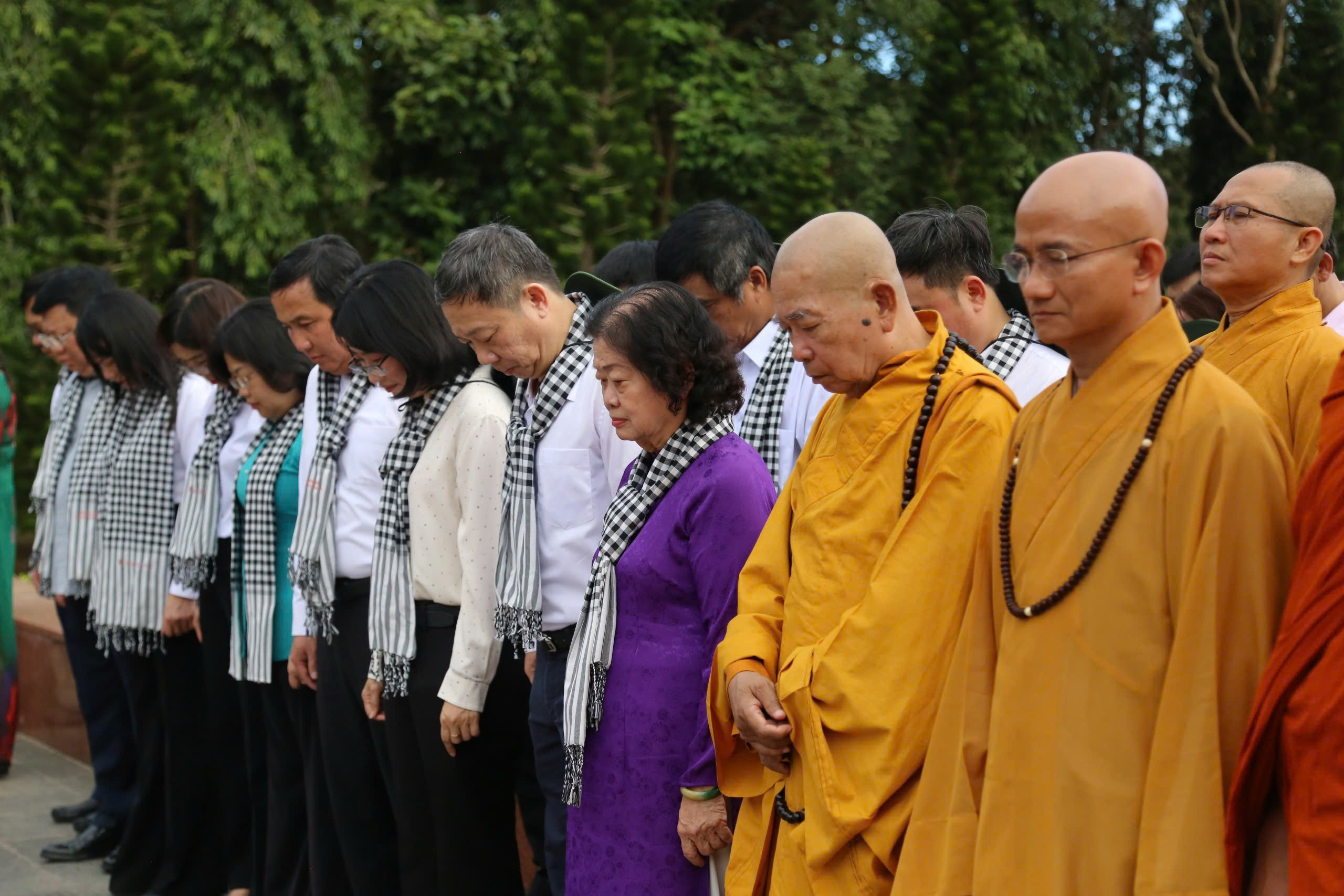 Đoàn Đại biểu tham dự "Hội sách Côn Đảo" dâng hương tri ân anh hùng liệt sĩ - Ảnh 1.