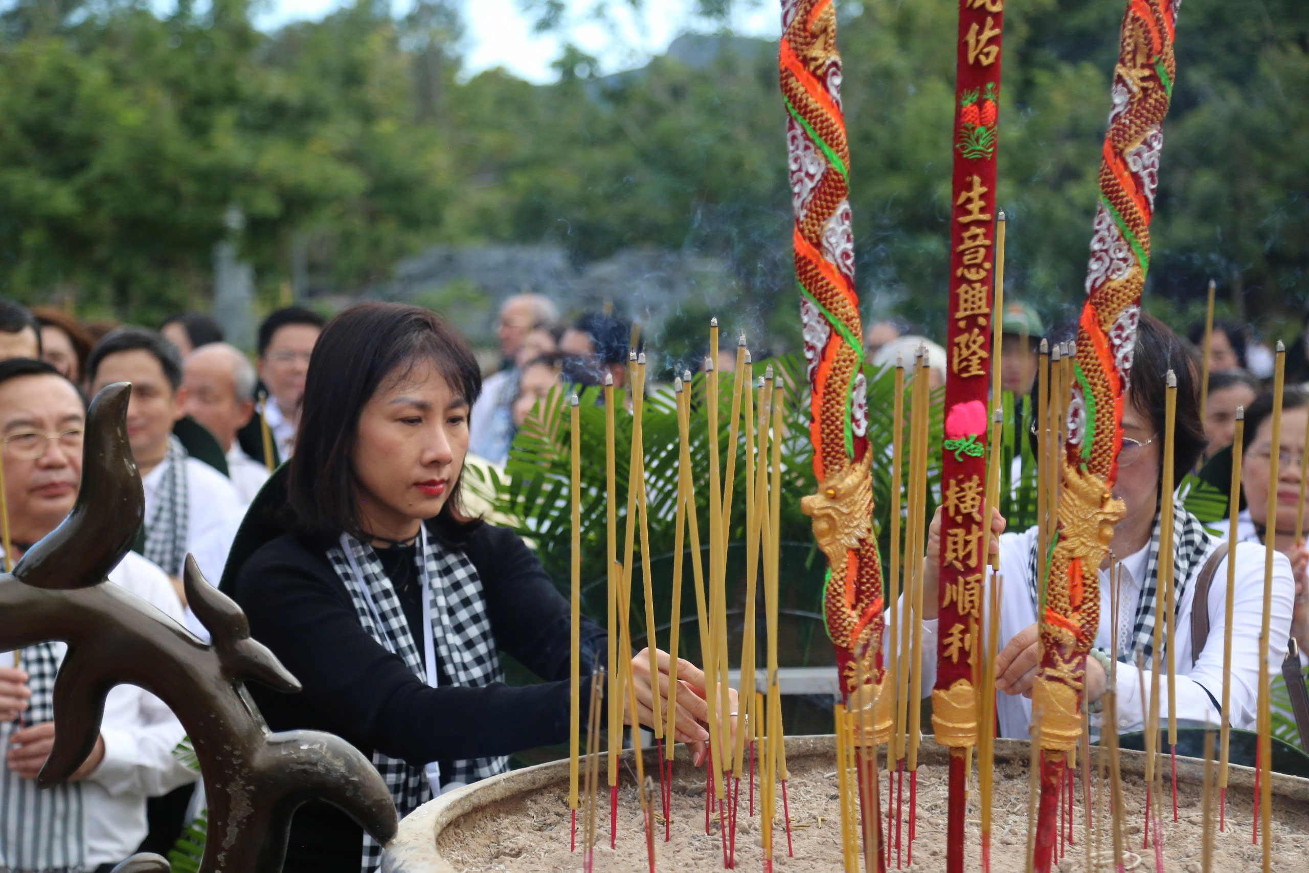 Đoàn Đại biểu tham dự "Hội sách Côn Đảo" dâng hương tri ân anh hùng liệt sĩ - Ảnh 10.