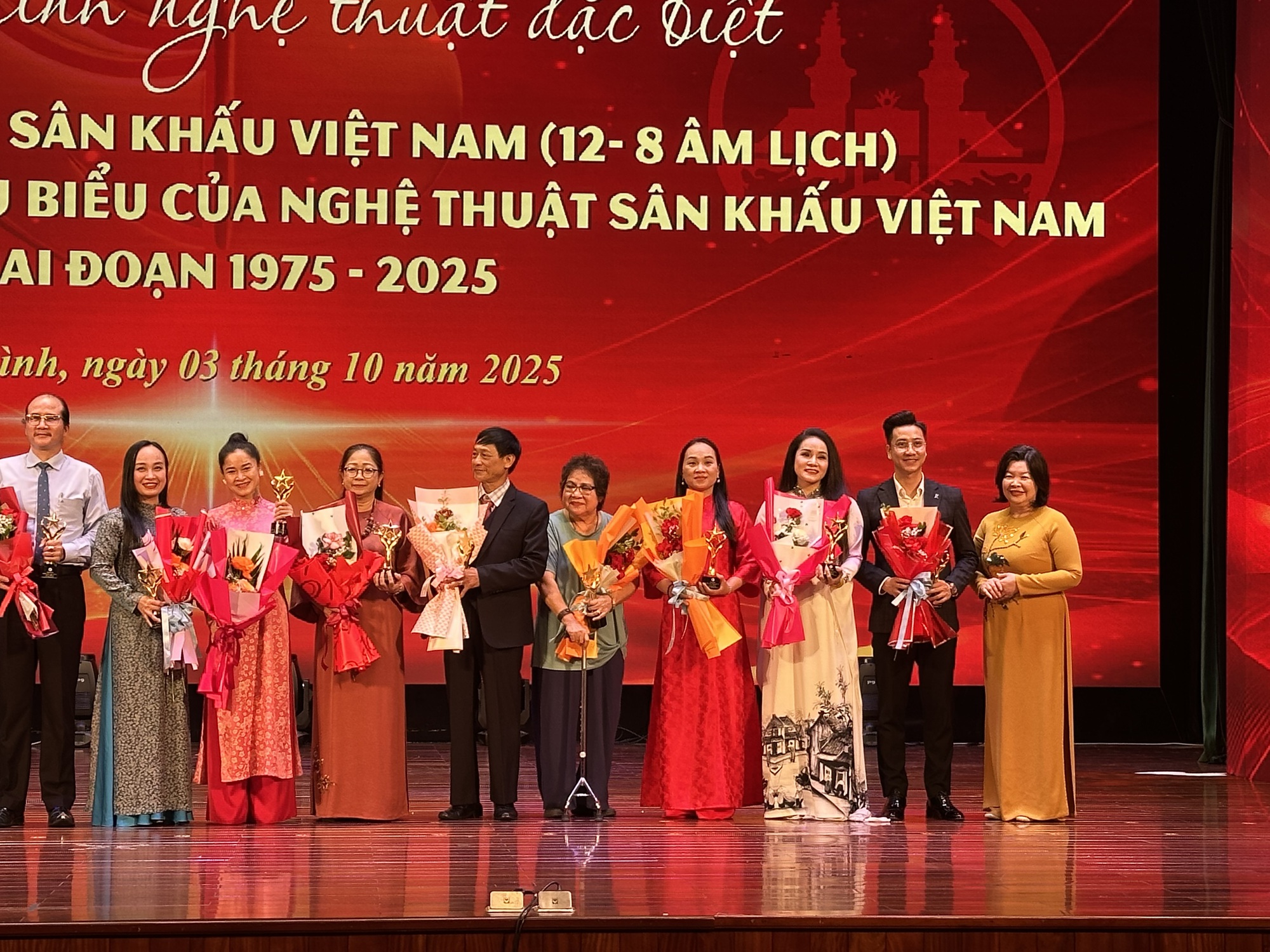 Vinh danh 140 nghệ sĩ trong chương trình Hành trình 50 năm sân khấu Việt Nam - Ảnh 1.