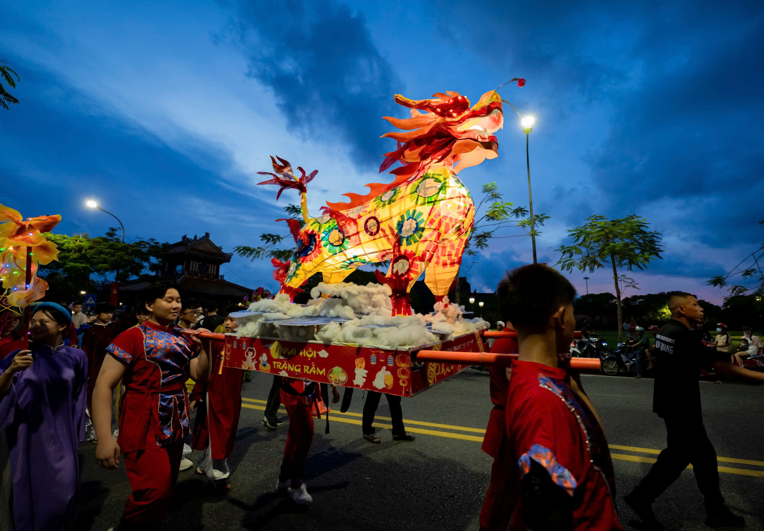 Ngắm lân - sư - rồng