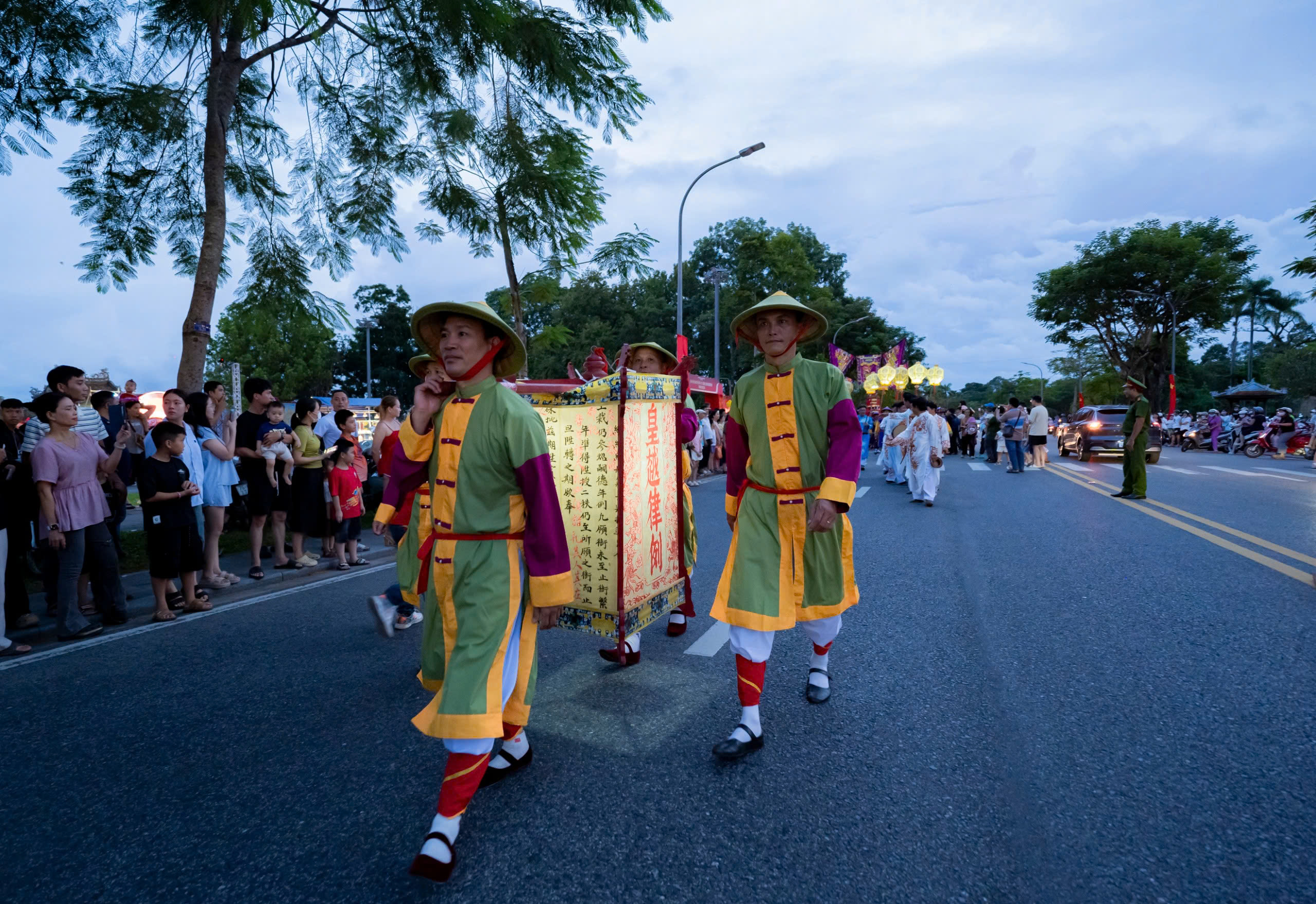 Ngắm lân - sư - rồng