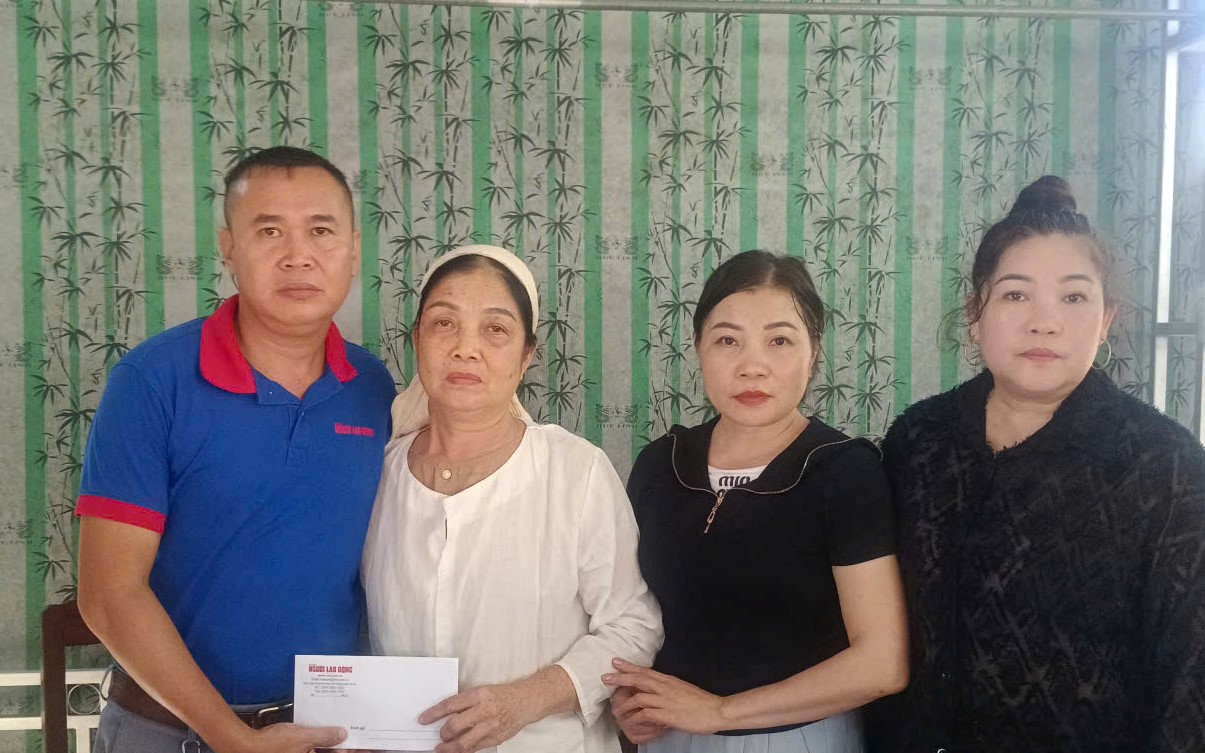 Báo Người Lao Động tiếp tục trao quà bạn đọc ủng hộ tới gia đình có người thân tử vong do bão số 10 - Ảnh 3.