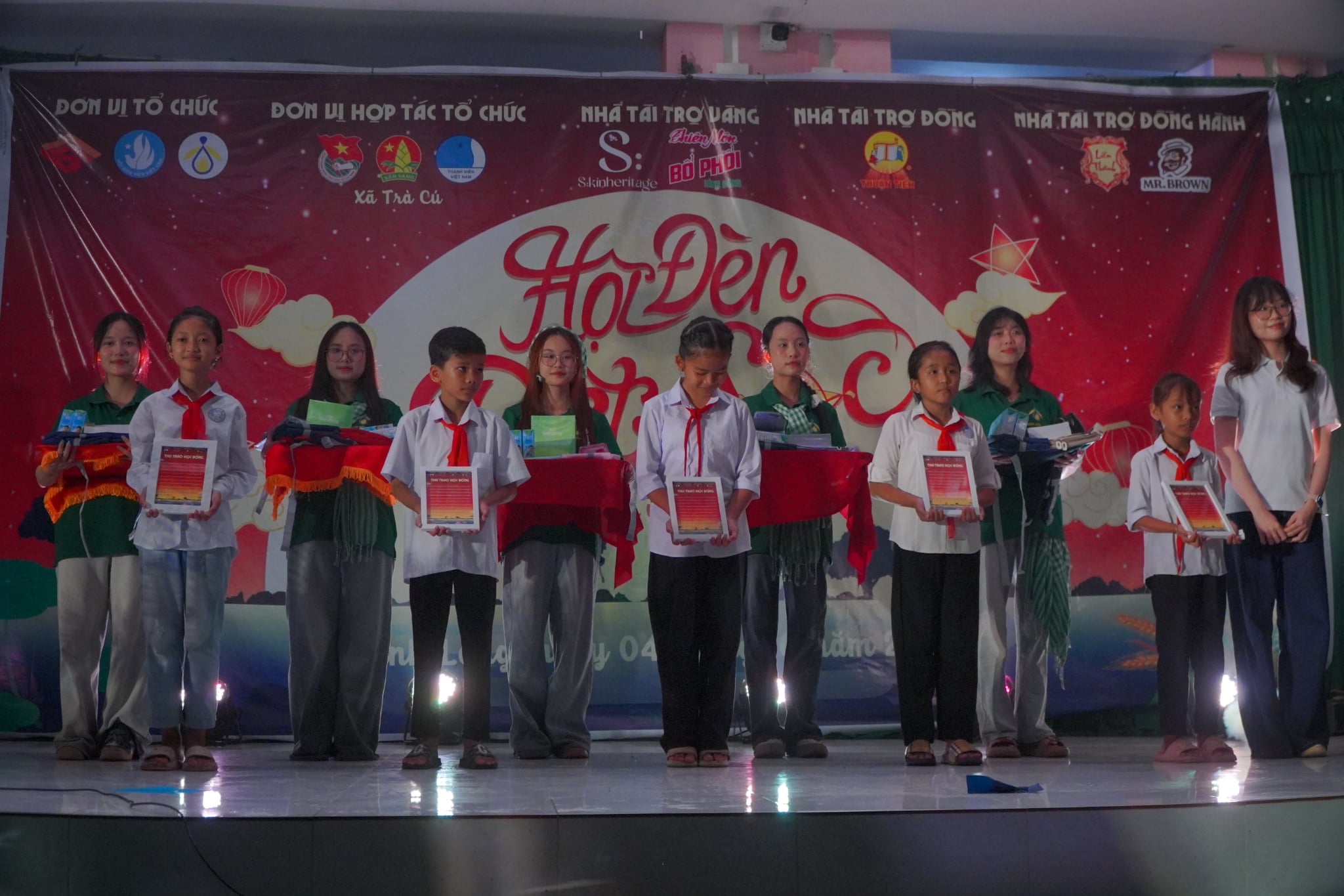 Thắp sáng nụ cười cho hơn 500 trẻ em vùng xa - Ảnh 1.