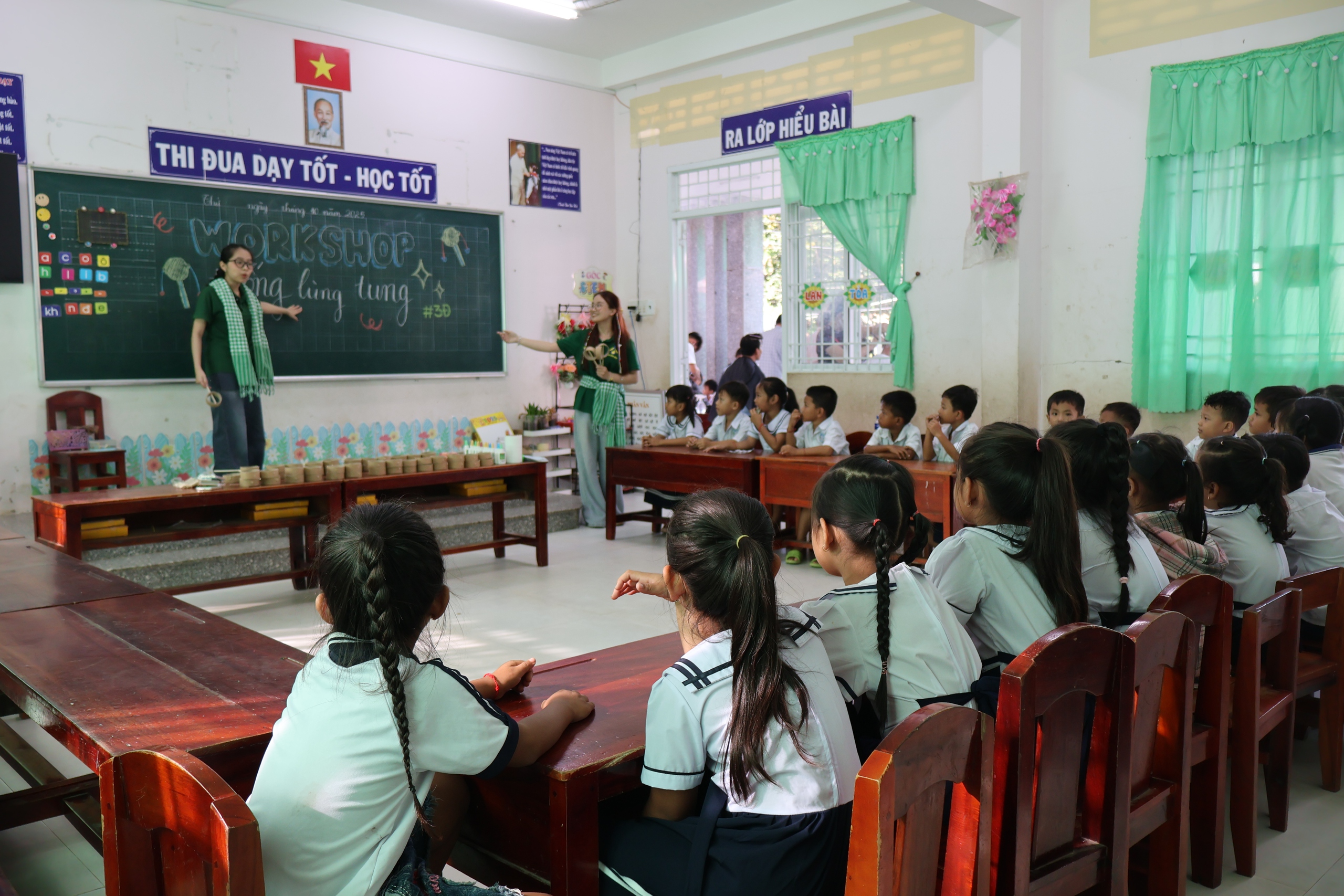 Thắp sáng nụ cười cho hơn 500 trẻ em vùng xa - Ảnh 2.