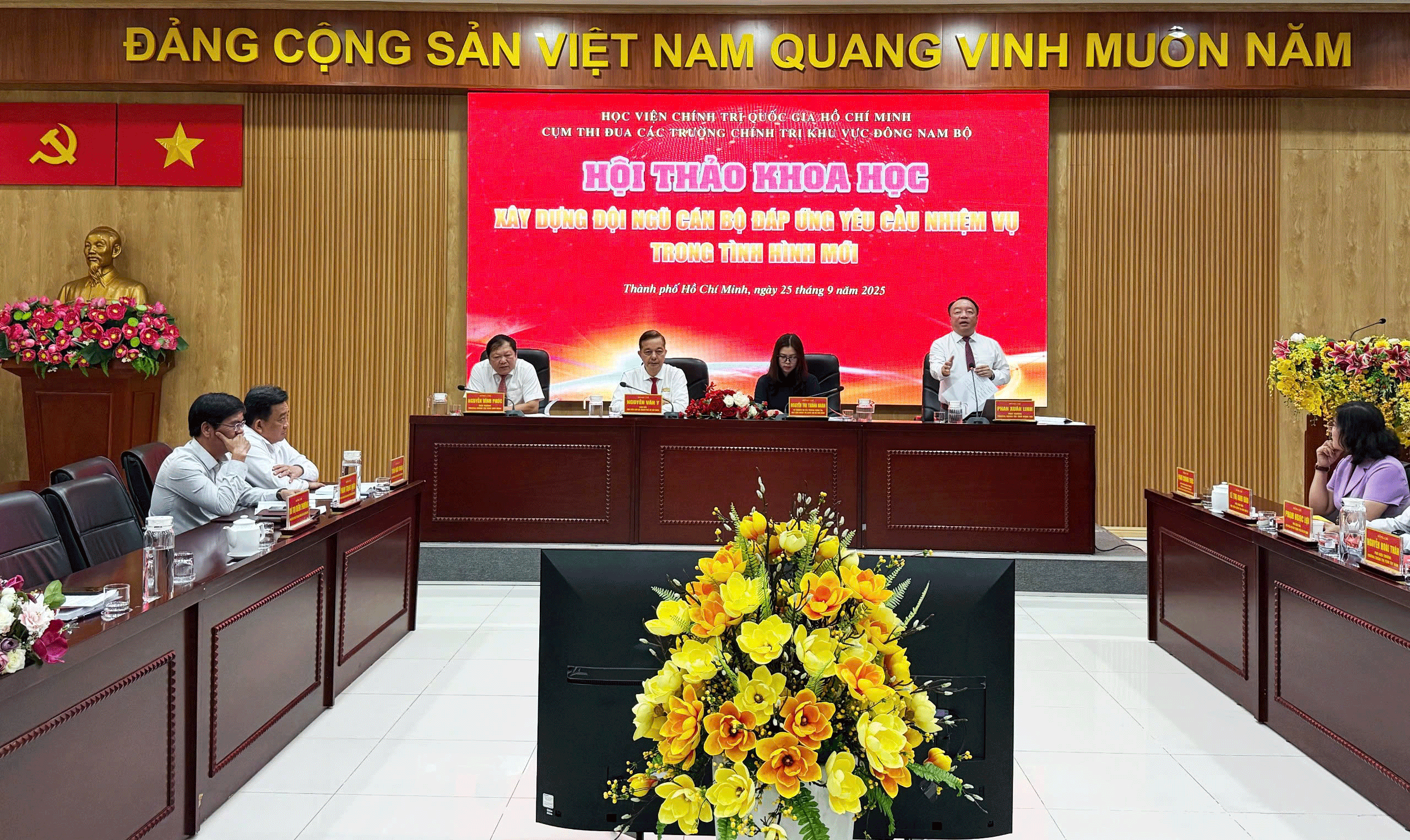 Phát triển đội ngũ cán bộ "vừa hồng, vừa chuyên" - Ảnh 1.