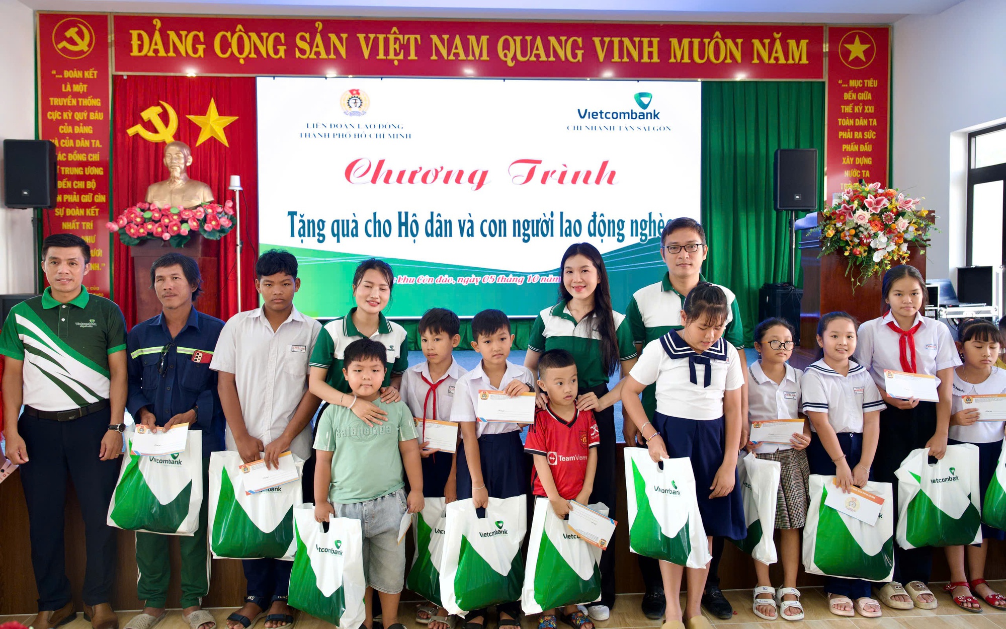 Món quà thiết thực với con em đoàn viên - lao động khó khăn - Ảnh 2.