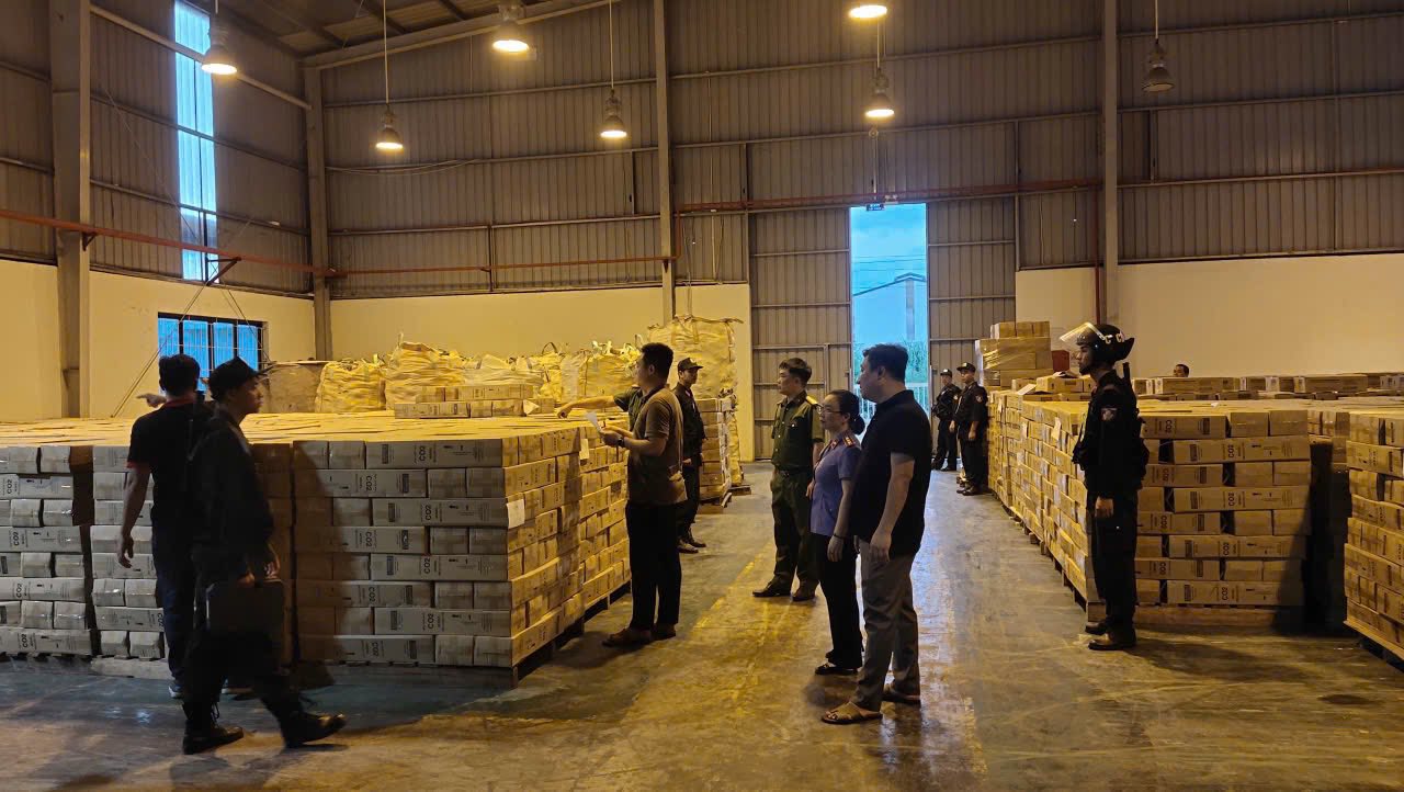 Bắt tạm giam Giám đốc Công ty Sản xuất bình chữa cháy giả tại Phú Thọ - Ảnh 4. Bắt tạm giam Giám đốc Công ty Sản xuất bình chữa cháy giả tại Phú Thọ - Ảnh 4.
