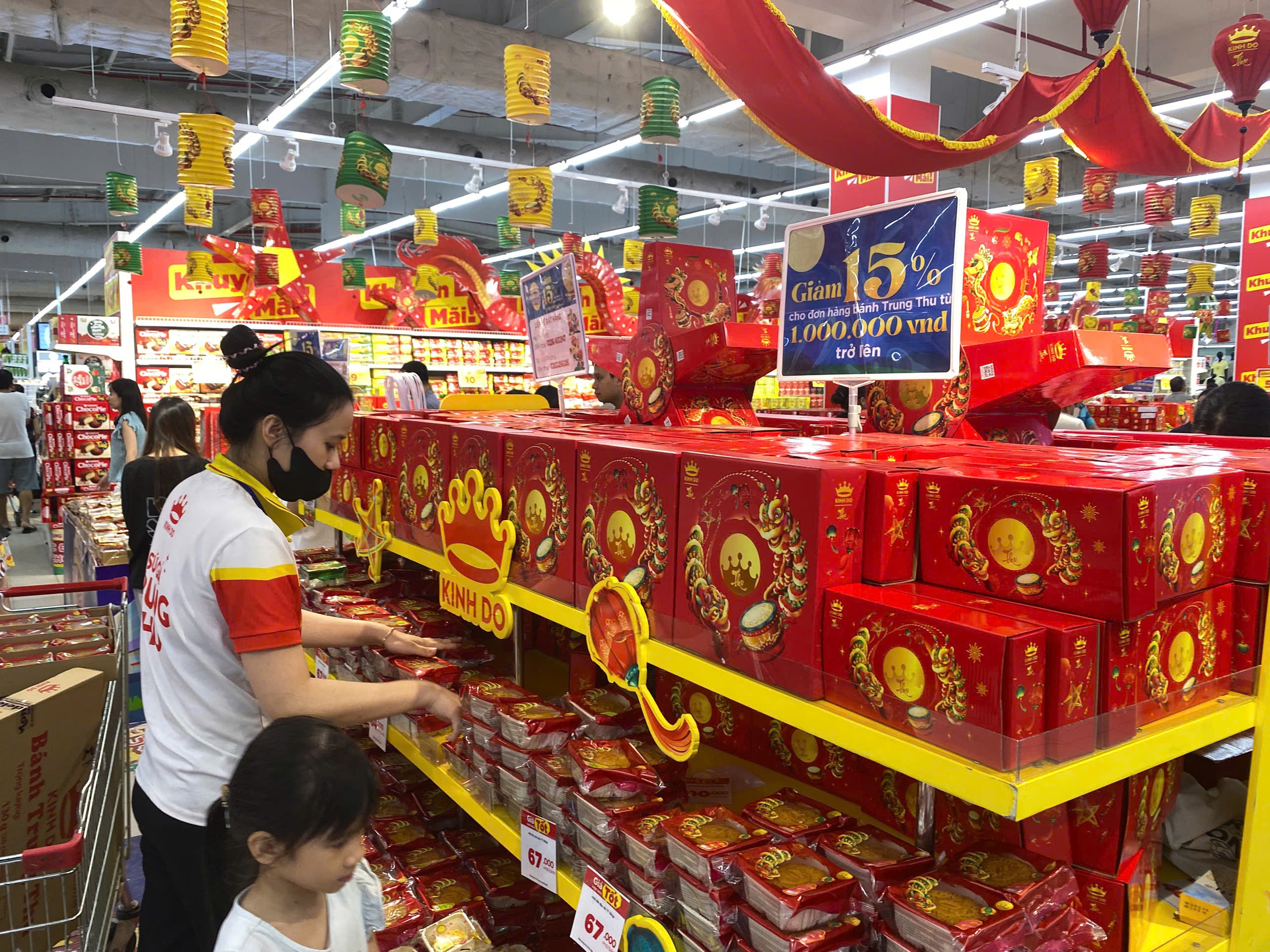 Siêu thị giảm giá bánh trung thu sắp hết mùa , mua 1 tặng 1 hấp dẫn - Ảnh 2.