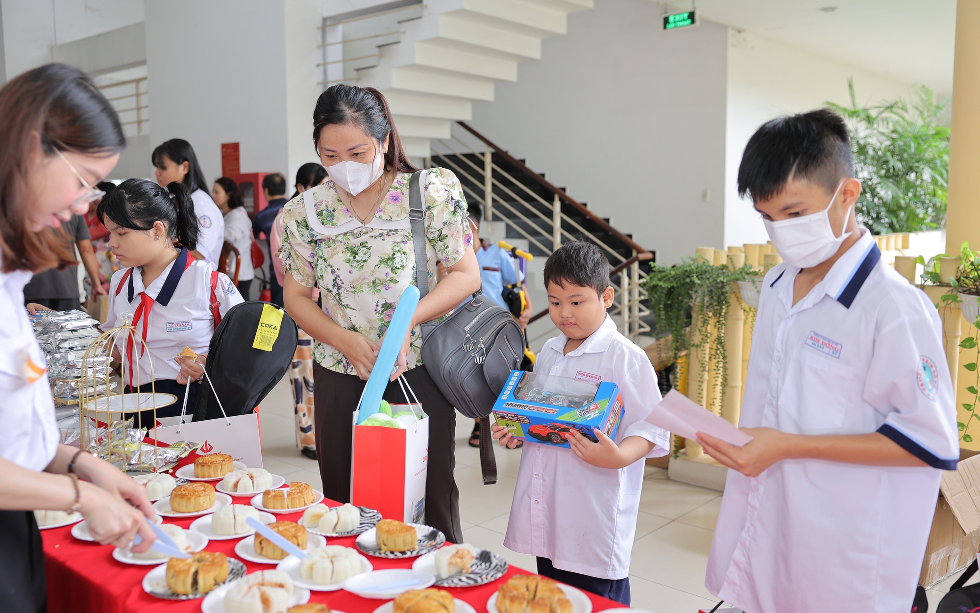 Trung thu ấm áp của bệnh nhi Bệnh viện Mắt TP HCM - Ảnh 3.