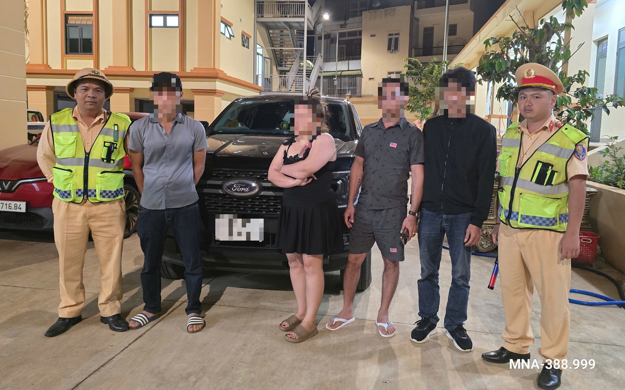 Tài xế xe bán tải đánh người tham gia giao thông gây bức xúc dư luận - Ảnh 2.
