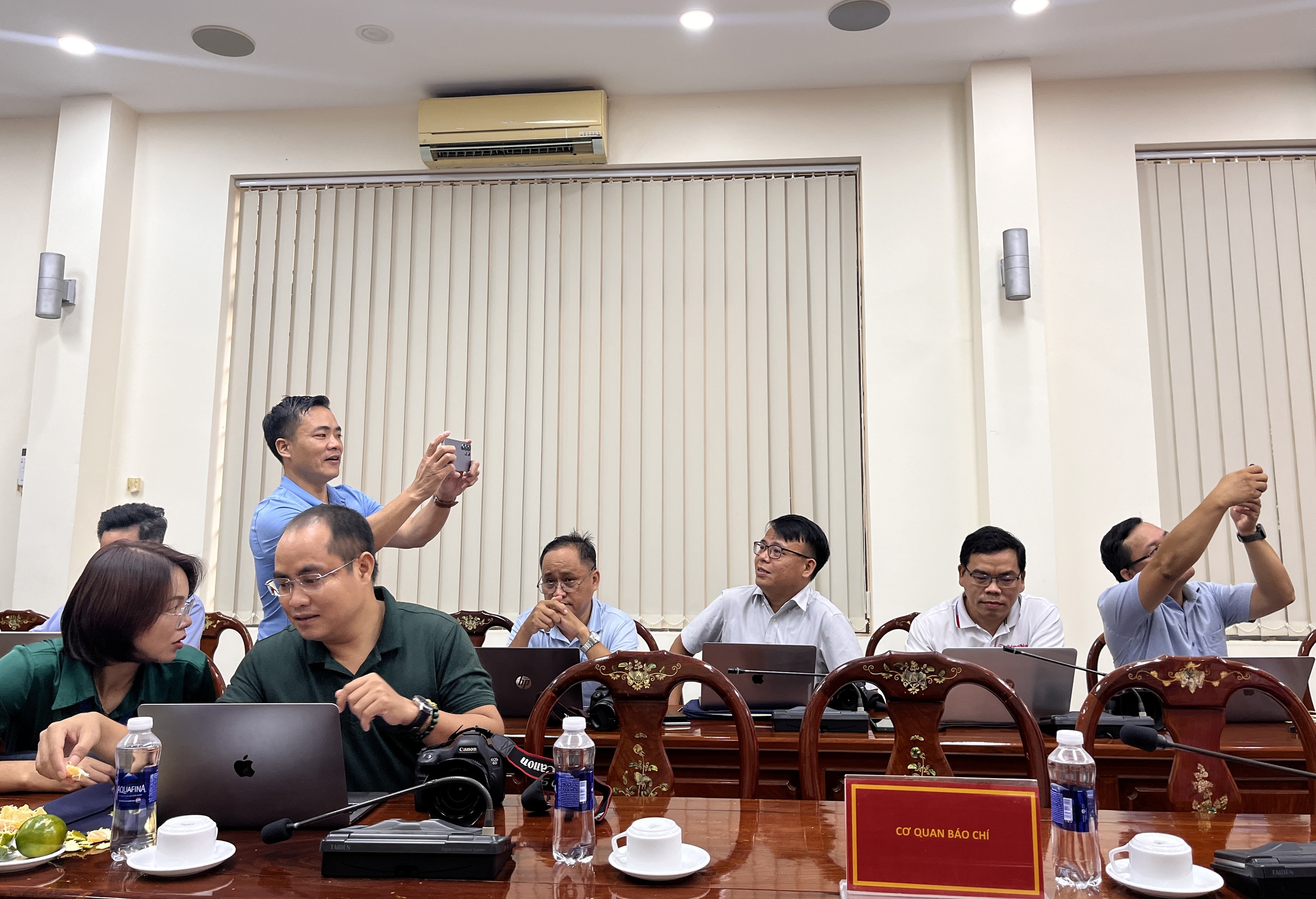 Công an Đồng Nai họp báo vụ sát hại 3 người trong gia đình gây chấn động - Ảnh 2.