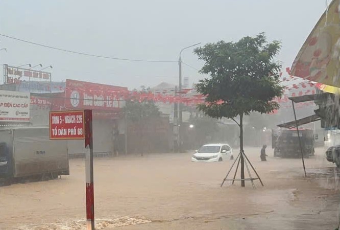 Nước lũ cuồn cuộn tràn vào bệnh viện Đa khoa Khu vực Vân Hồ tại Sơn La - Ảnh 2.