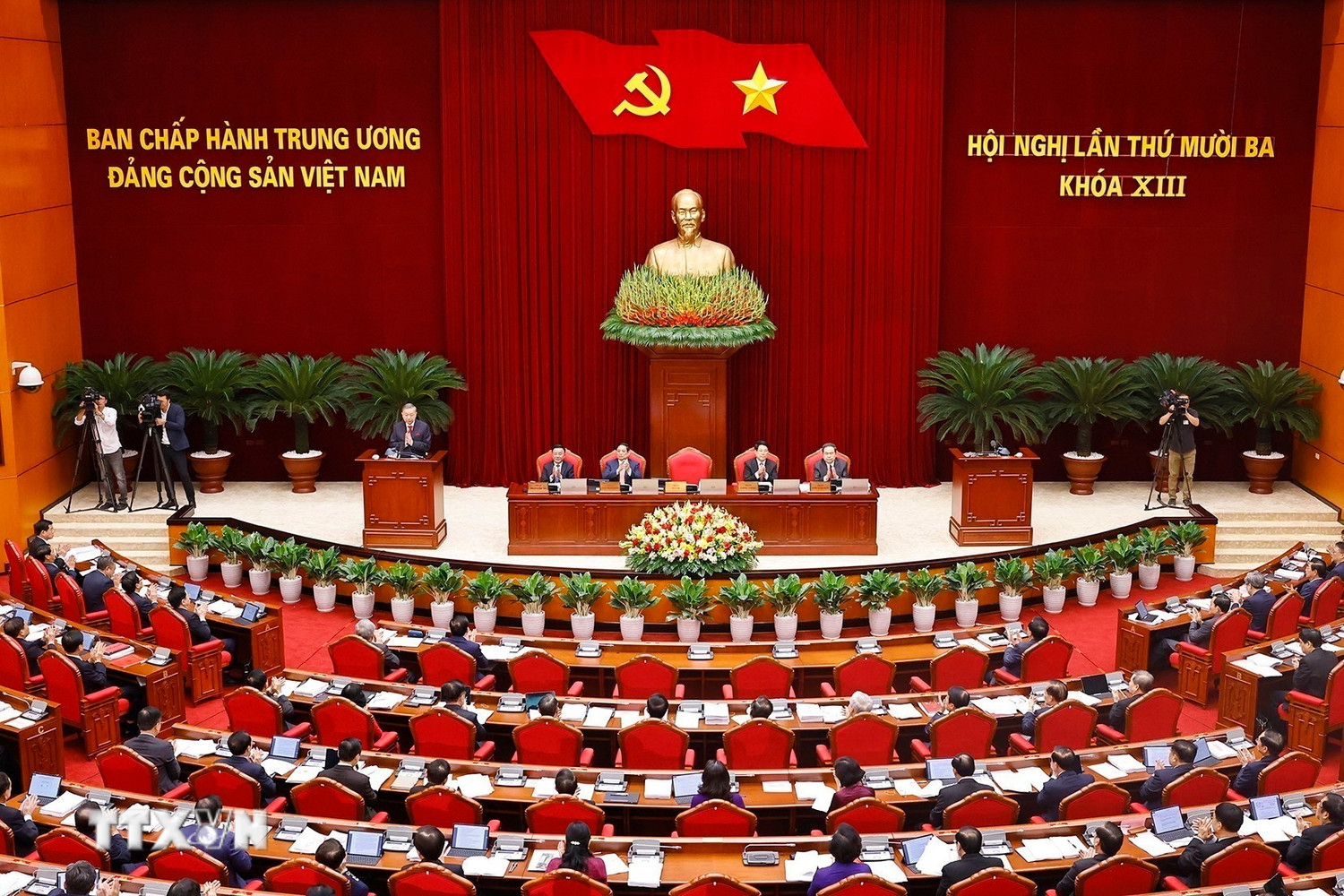 Hội nghị Trung ương 13 thảo luận, cho ý kiến về 2 nhóm nội dung lớn - Ảnh 2.