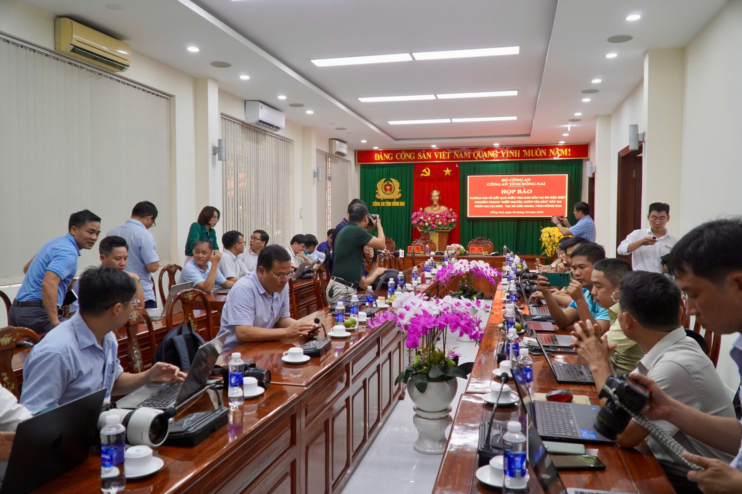 Công an Đồng Nai đang họp báo thông tin vụ 3 người trong gia đình bị sát hại - Ảnh 2.