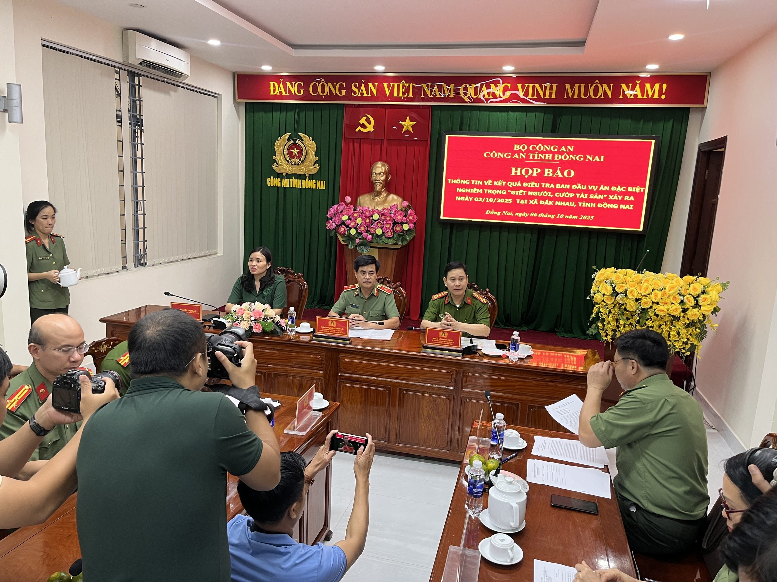 Công an Đồng Nai đang họp báo thông tin vụ 3 người trong gia đình bị sát hại - Ảnh 1.