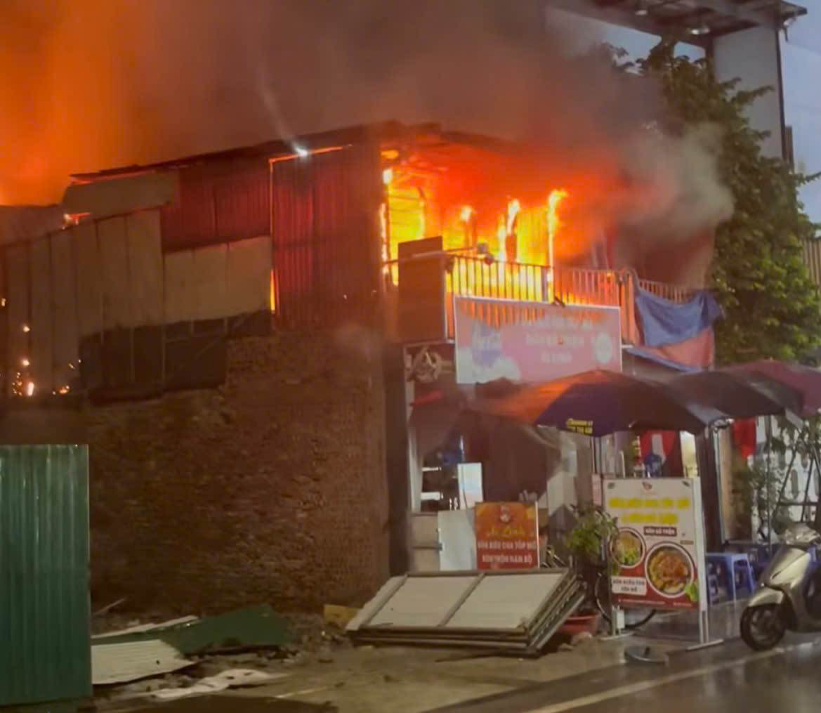 Cháy nhà Hà Nội: Ngọn lửa dữ dội giữa cơn mưa lớn làm rúng động phố Nguyễn Văn Tuyết - Ảnh 1.