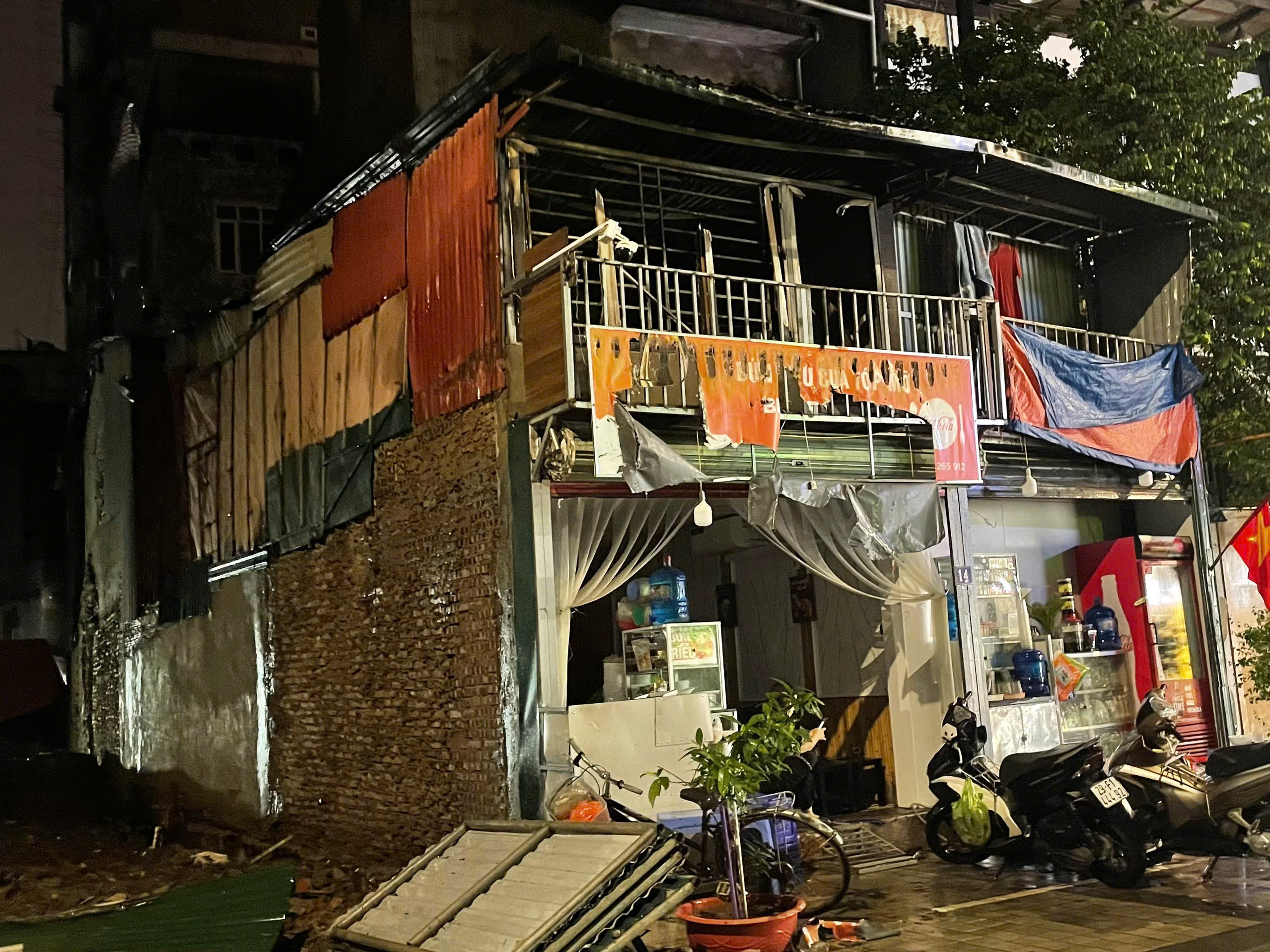 Cháy nhà Hà Nội: Ngọn lửa dữ dội giữa cơn mưa lớn làm rúng động phố Nguyễn Văn Tuyết - Ảnh 2.