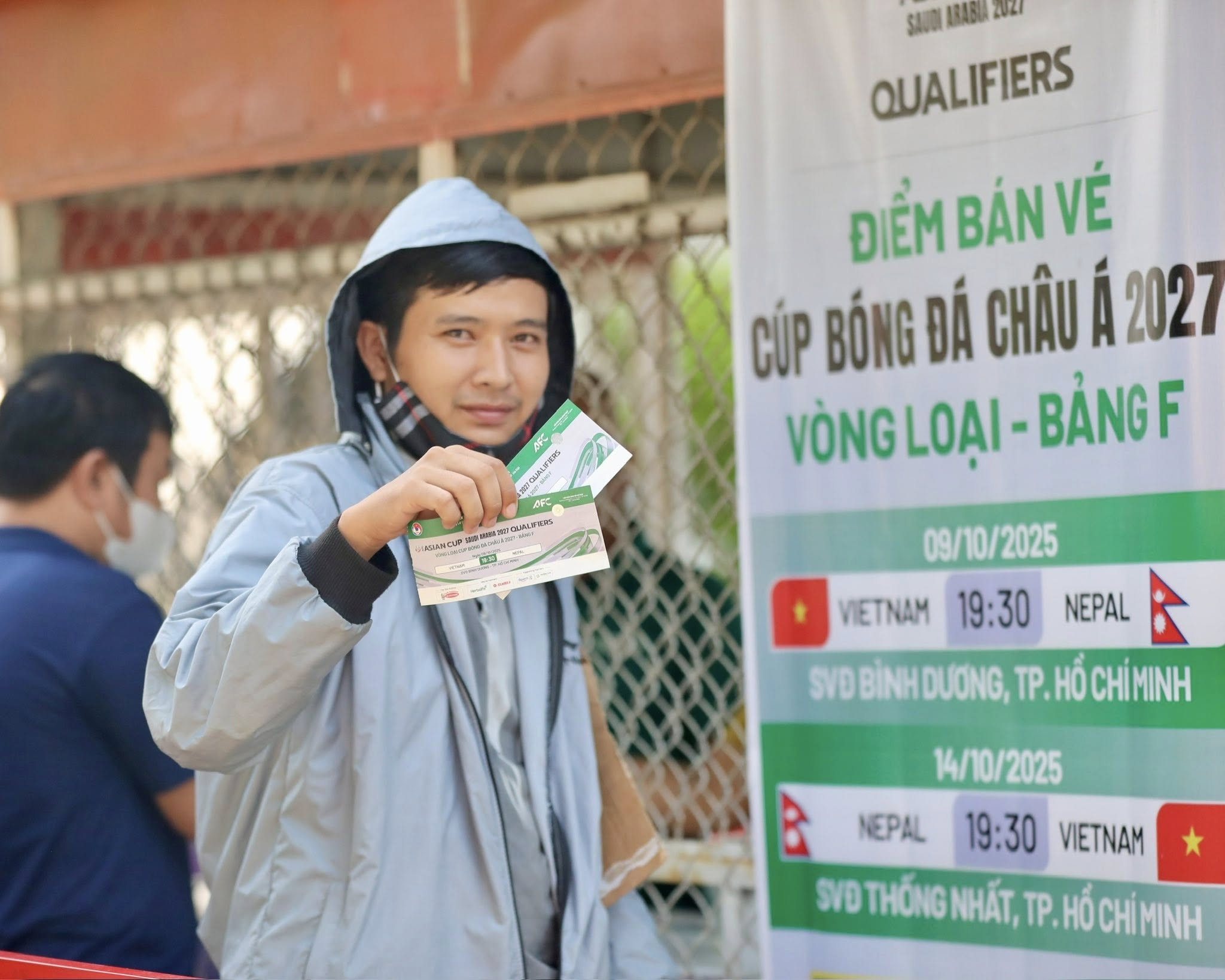 Người hâm mộ xếp hàng dài, chờ hơn 3 giờ mua vé xem tuyển Việt Nam - Ảnh 2.