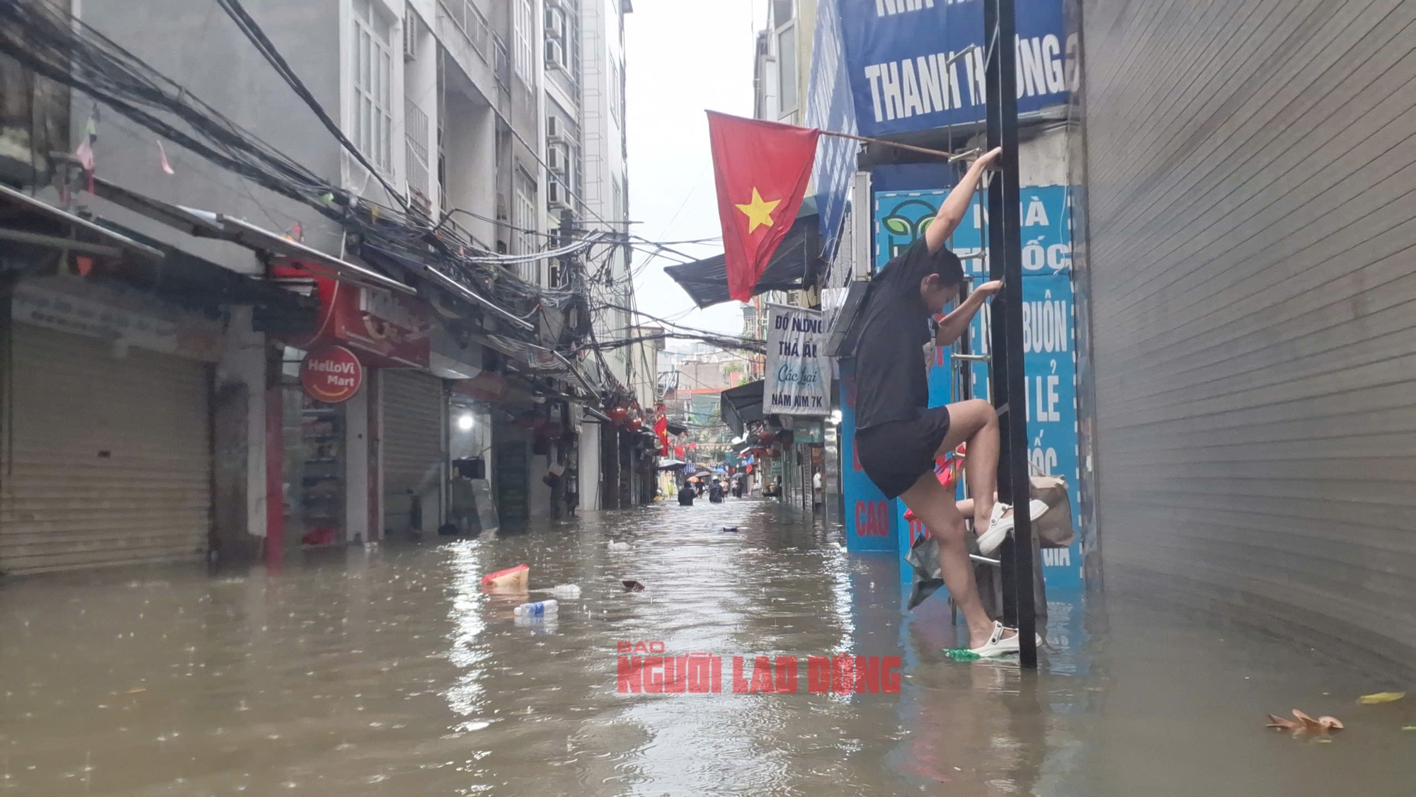 Mưa lớn gây ngập nặng tại làng bún Phú Đô , Hà Nội sáng 7 - 10 - Ảnh 1.