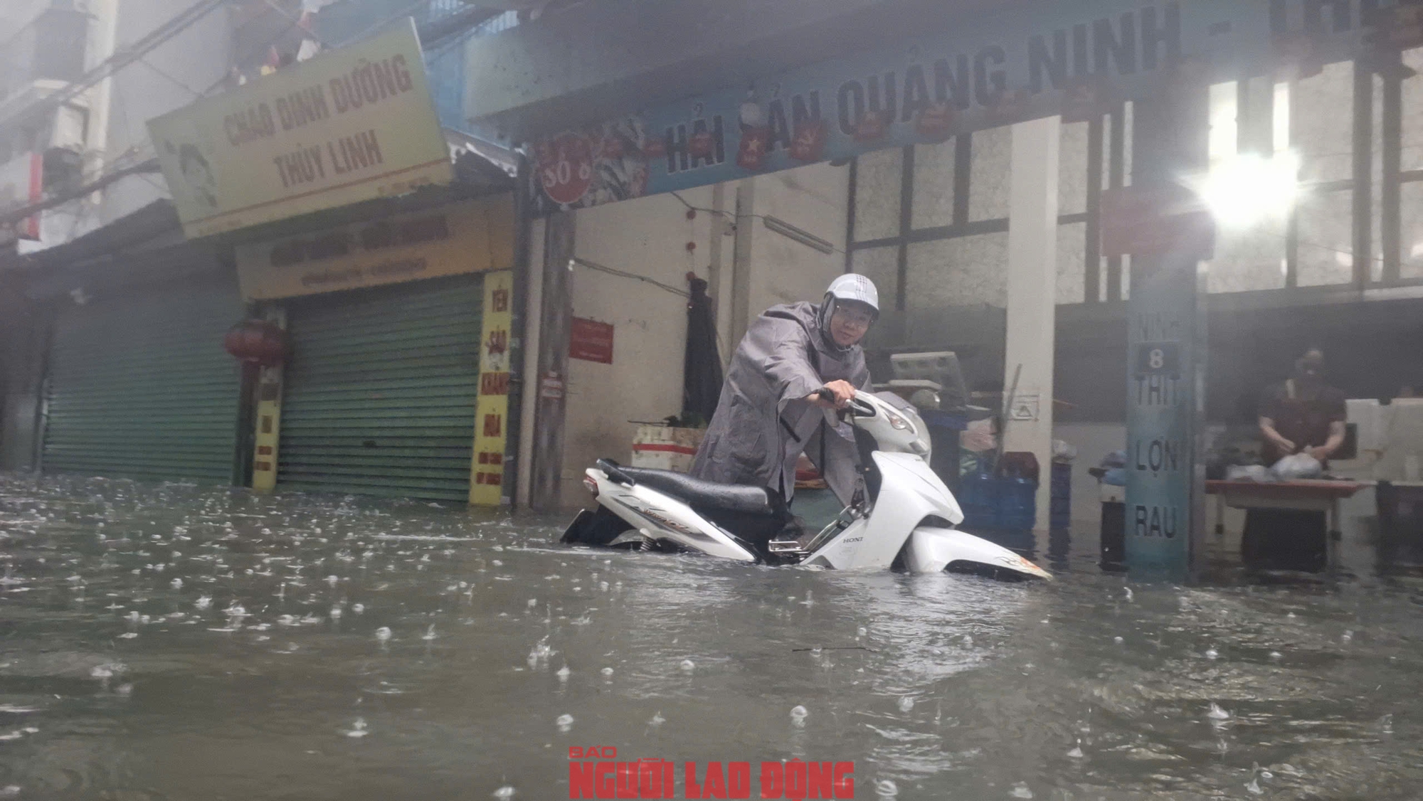 Mưa lớn gây ngập nặng tại làng bún Phú Đô , Hà Nội sáng 7 - 10 - Ảnh 11.