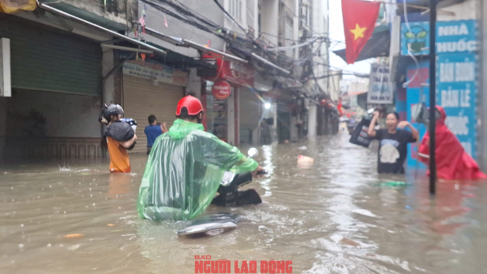 Mưa lớn gây ngập nặng tại làng bún Phú Đô , Hà Nội sáng 7 - 10 - Ảnh 12.