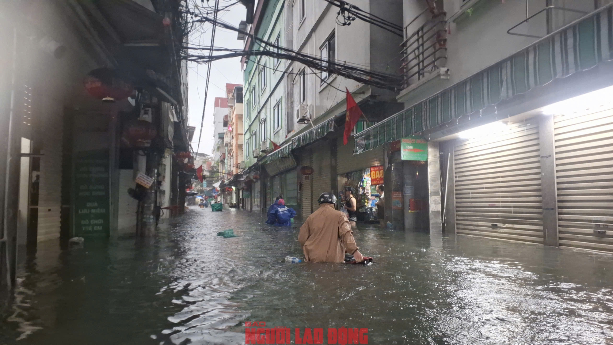 Mưa lớn gây ngập nặng tại làng bún Phú Đô , Hà Nội sáng 7 - 10 - Ảnh 6.