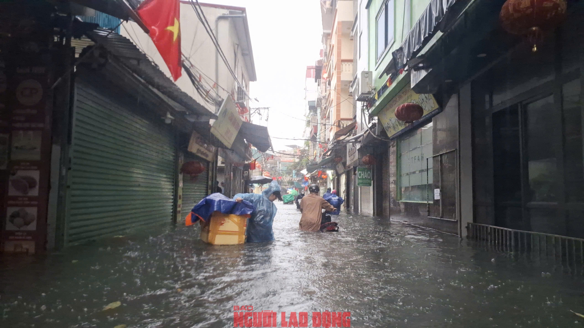 VIDEO: Mưa ngập tràn vào nhà, người dân Phú Đô (Hà Nội) phải đu thang thoát ra ngoài - Ảnh 1.